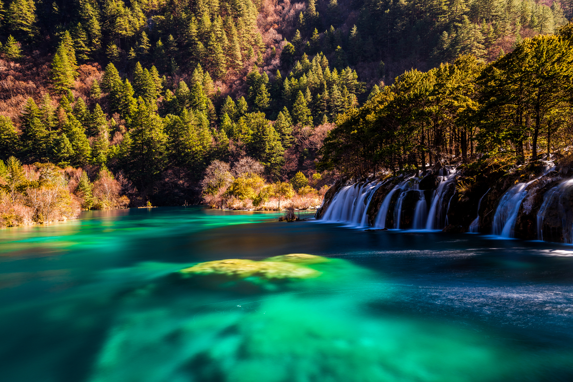 九寨沟是一个自然风光秀美的地方,这里的山清水秀,景色如画,是旅游者