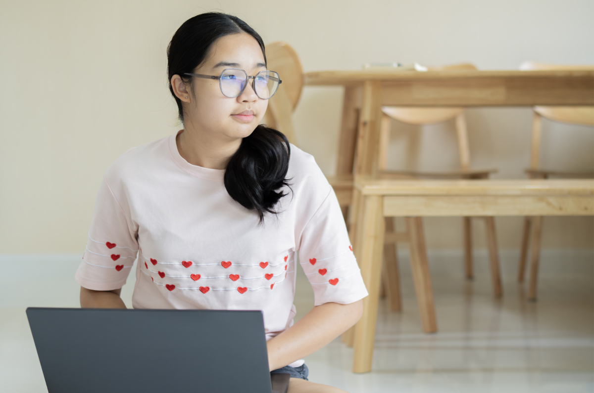 女子蹲姿坐姿绘画教程