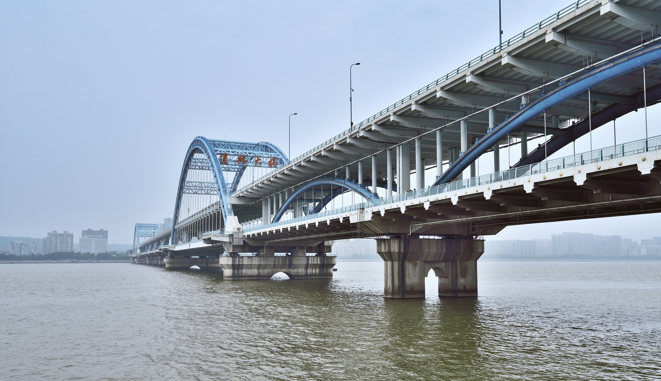 在送外卖途中,目睹一名女子落水,他毫不犹豫地跳下了高达15米的大桥