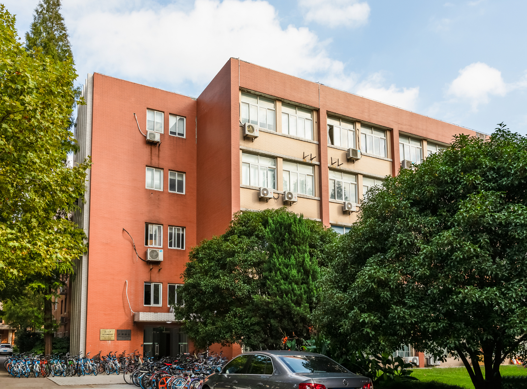 教育局回应称徐汇中学无男浴室# 上海徐汇中学男生洗澡被偷拍的事情