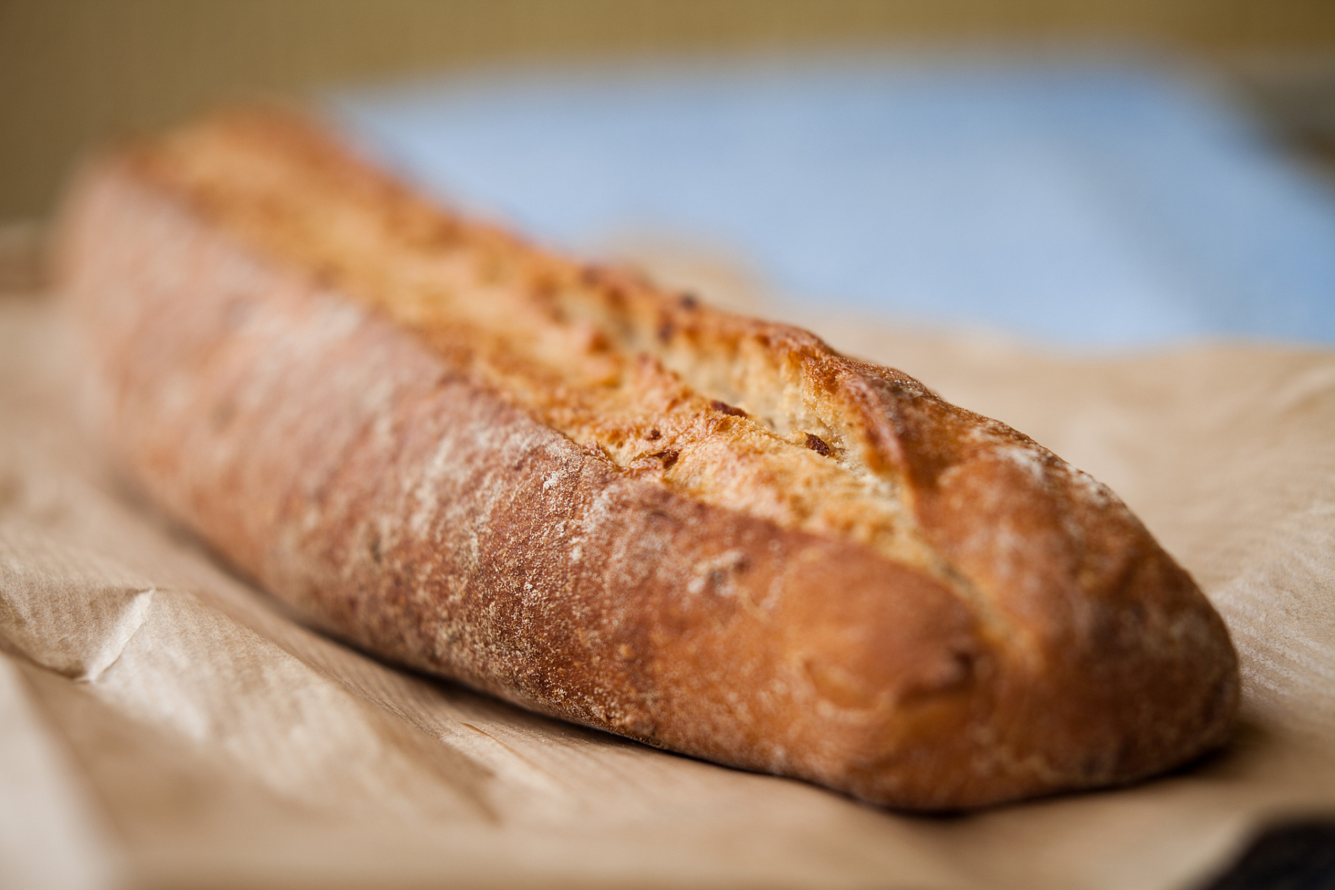 法棍面包 (baguette) 描述:法棍是法国人的主食之一,以其酥脆的外皮