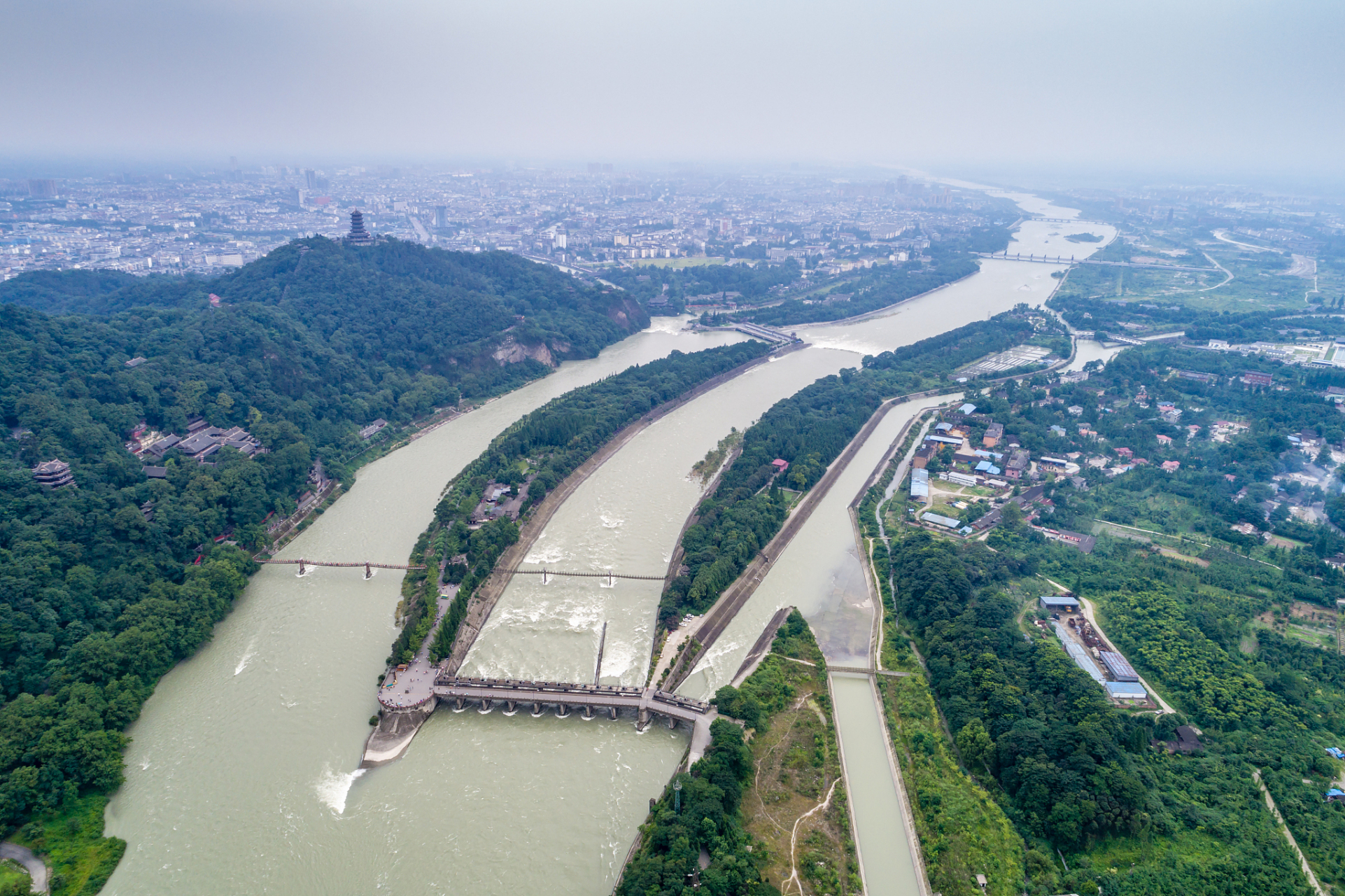 从一篇文章上看到,都江堰是世界上唯一留存的以无坝引水为特征的水利