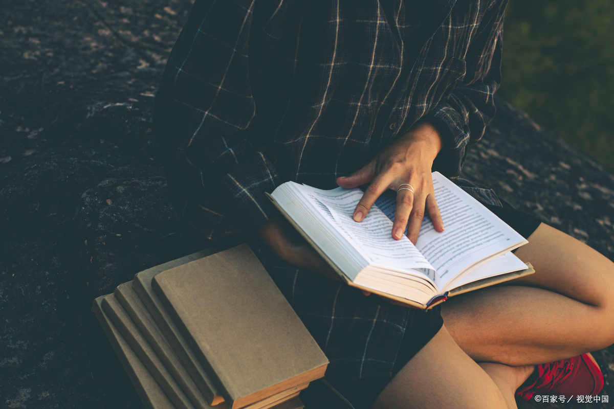 大家在现实生活中观察一下, 黑白照读书