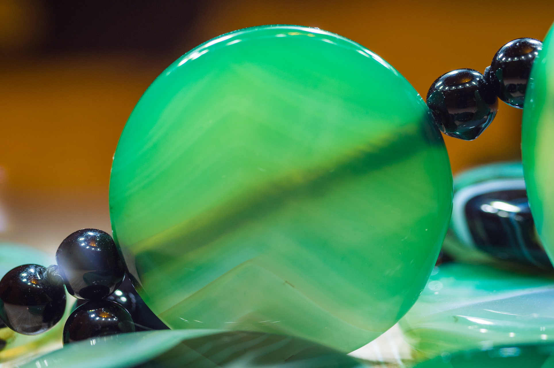 点我头像看直播##和田玉##陨石#   新疆闪光玛瑙的特征:转动用其制成