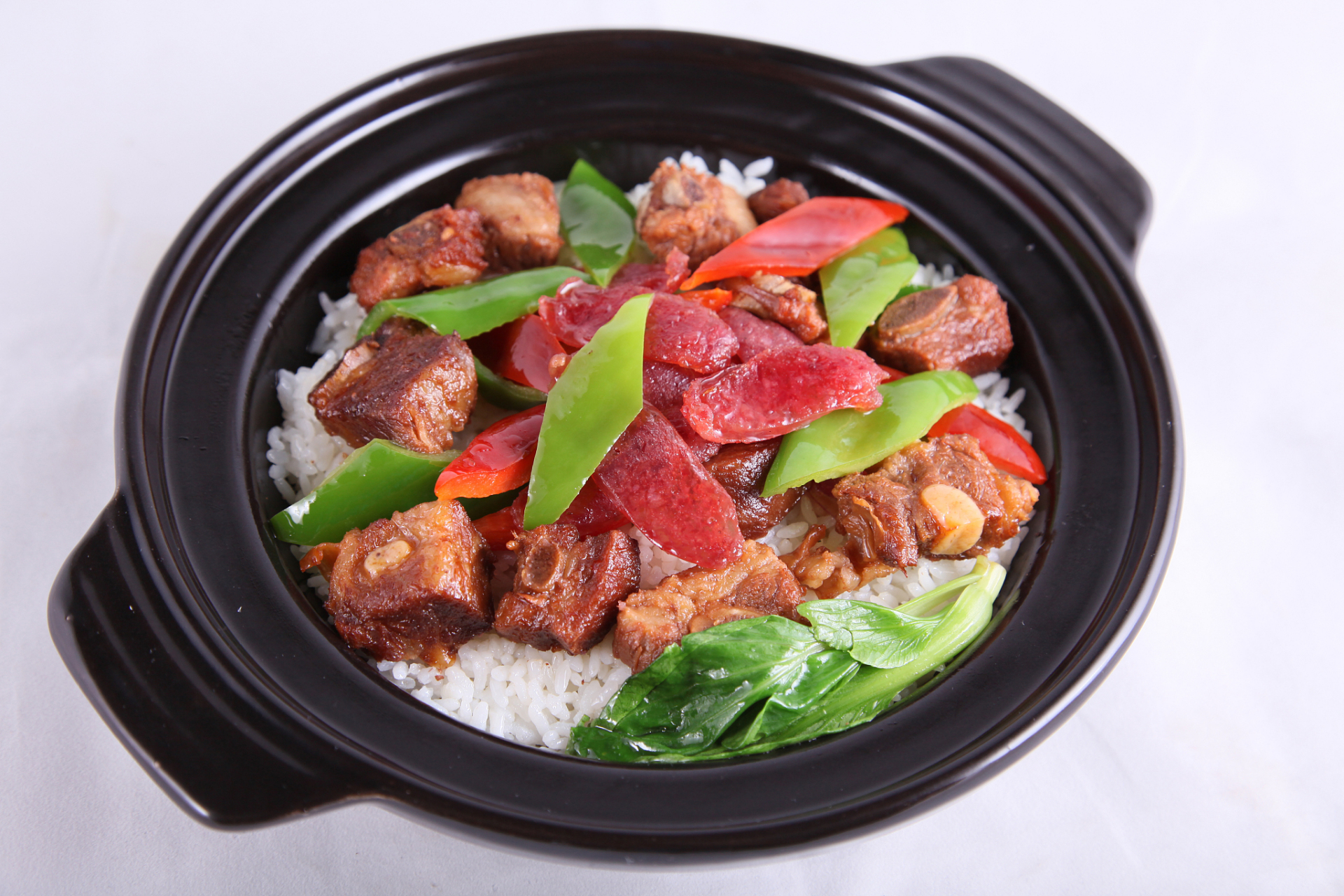 独特的烹饪方法:广式煲仔饭采用慢火