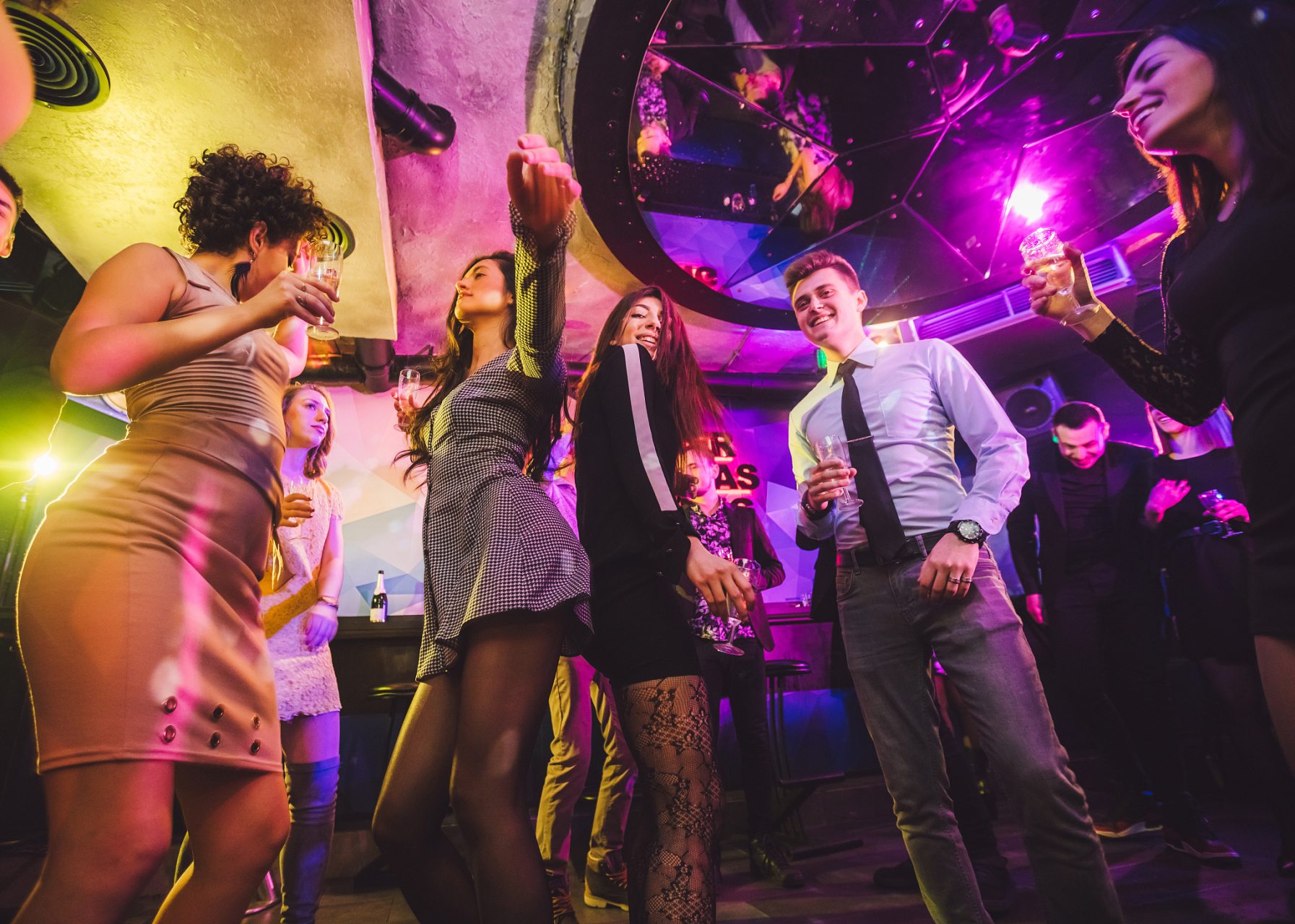 夜店文化倒退十年# ,现在的年轻人都不懂得享受生活了!