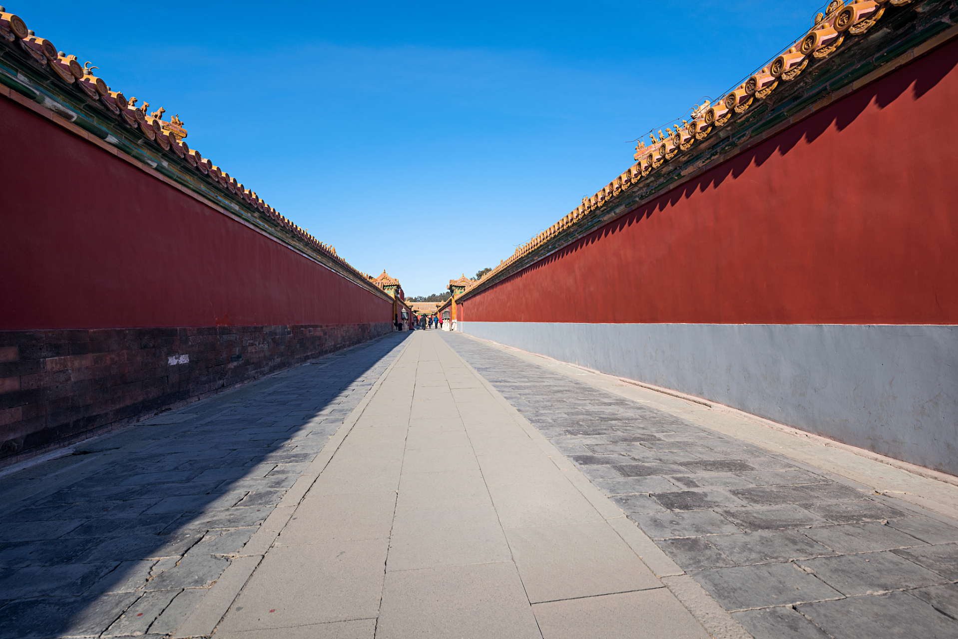 故宫的外墙,独特的布局和建筑装饰都具有精湛的艺术价值和文化内涵.