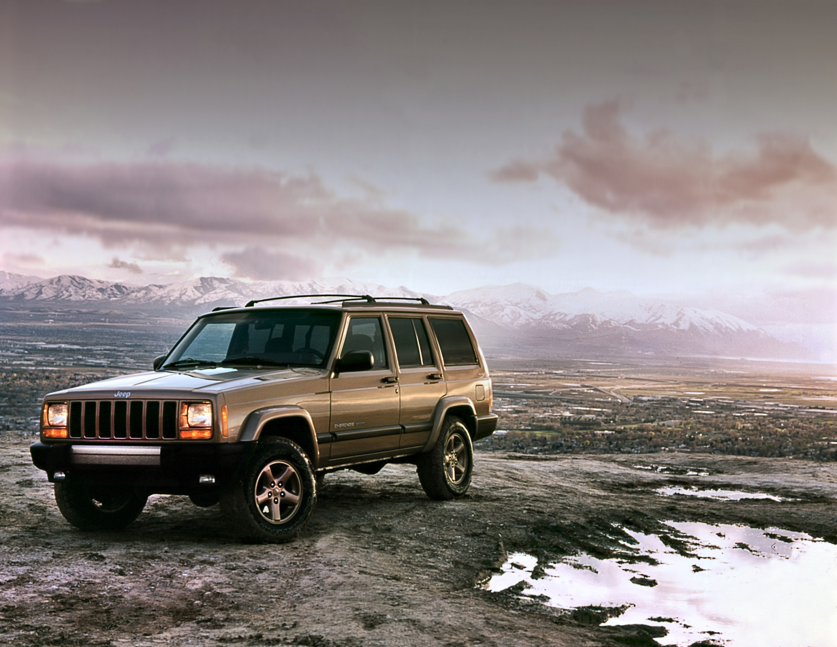 国内越野启蒙——切诺基213  213是我国引进的首款合资车,它的出现