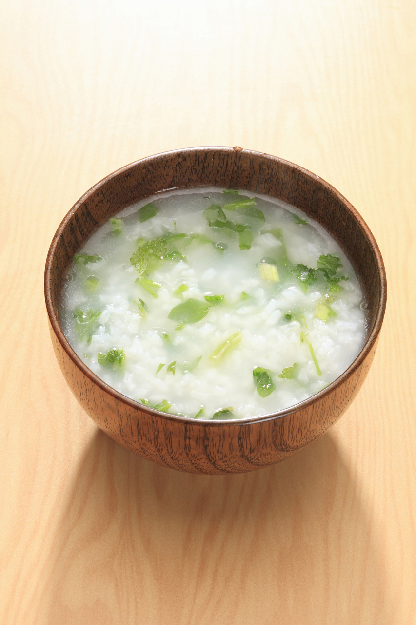 胃痛可以吃一点扁豆菜粥,做法如下: 白扁豆 100克,粳米 100 克,将粳米