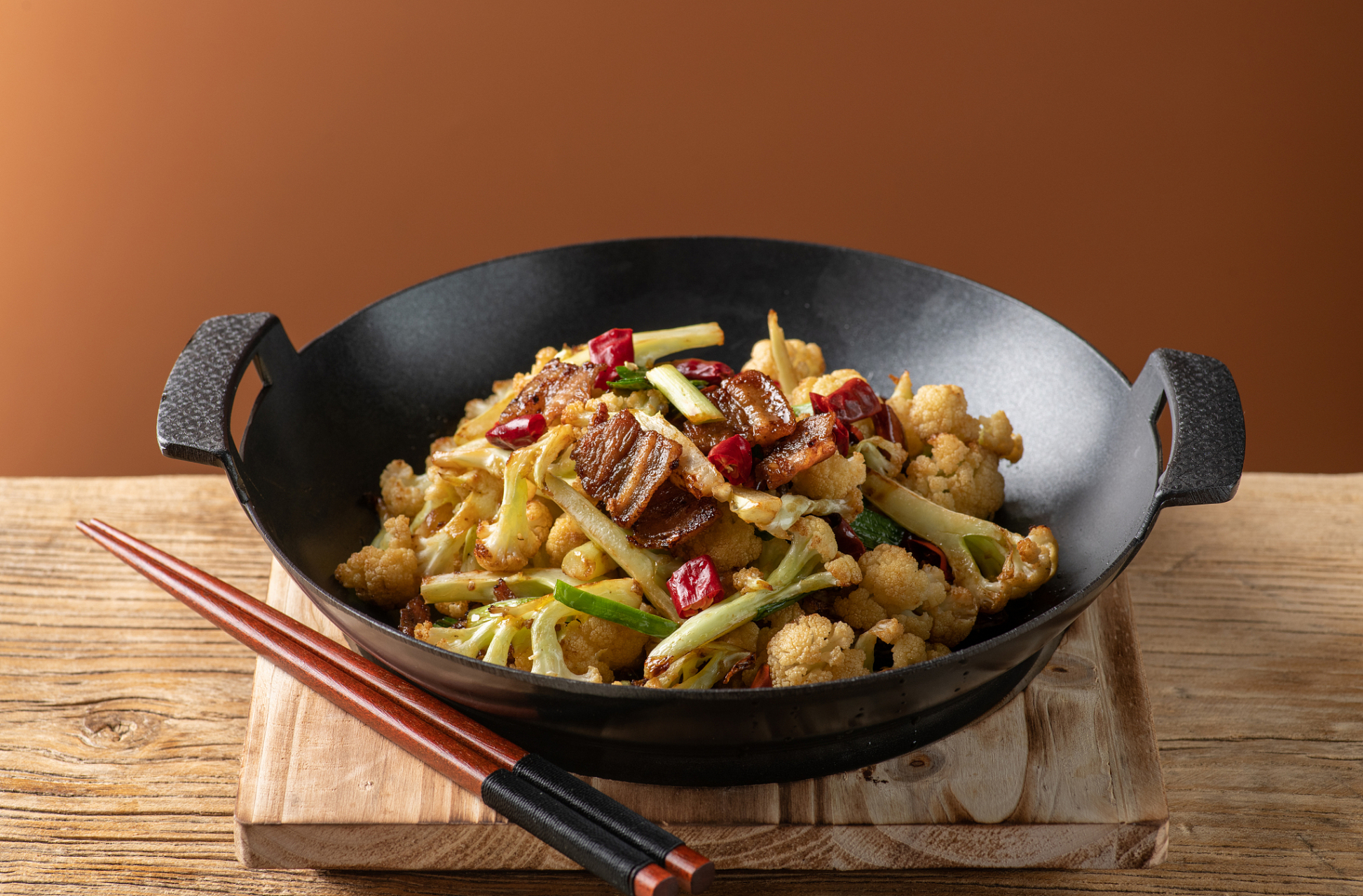 😍今天给大家分享干锅花菜的做法😍  1.