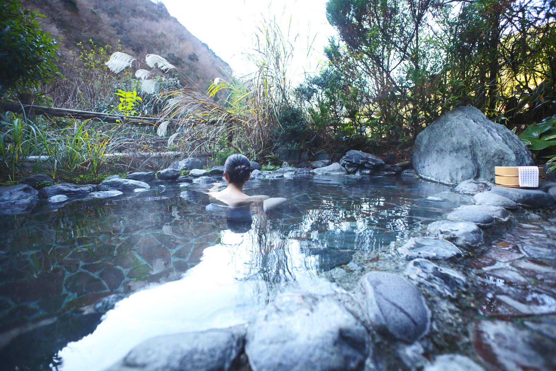 在这里,你可以体验到用玉石打造的温泉浴池,感受玉石的温润与温泉牡 