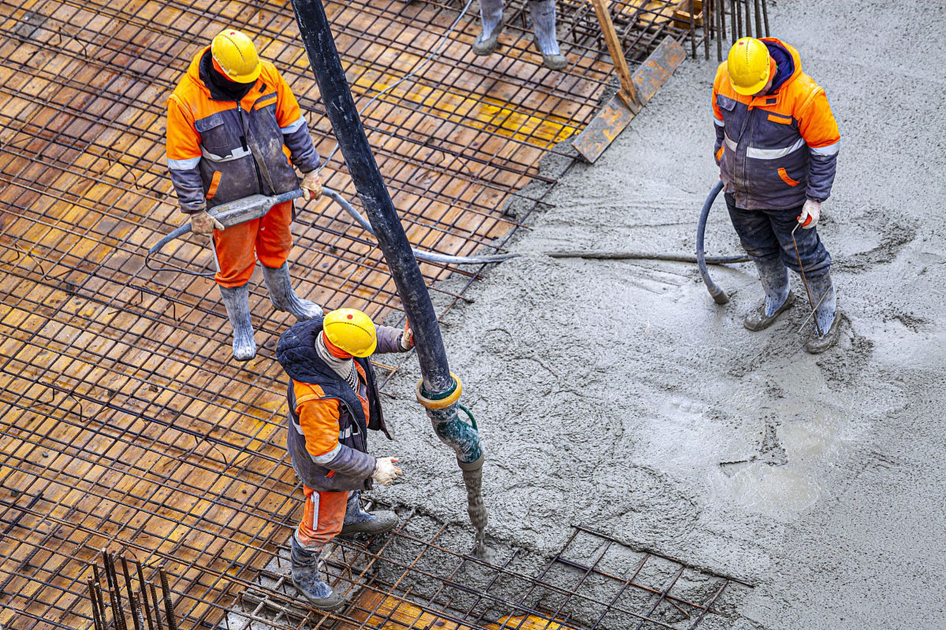 混凝土浇捣作业安全技术交底内容: 1.