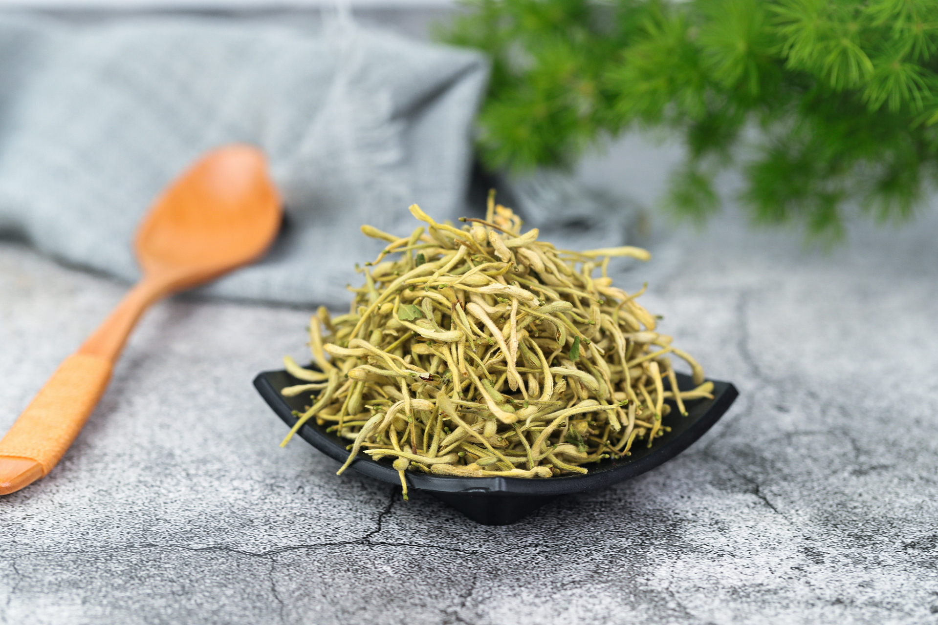 金银花是一种中药材,具有清热解毒,疏散风热的功效,常用于治疗痈肿