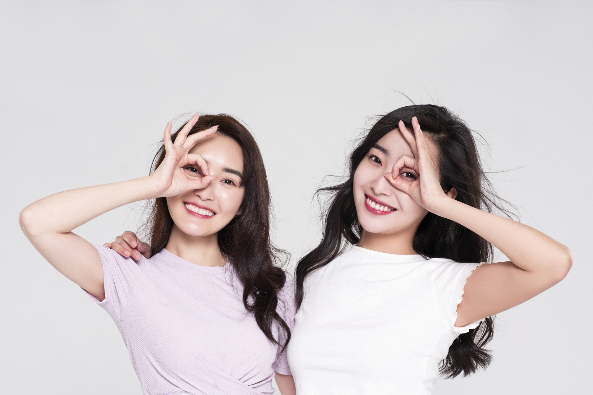 跟闺蜜在一起,你可以毫无保留地畅所欲言,分享秘密,还可以一起八卦