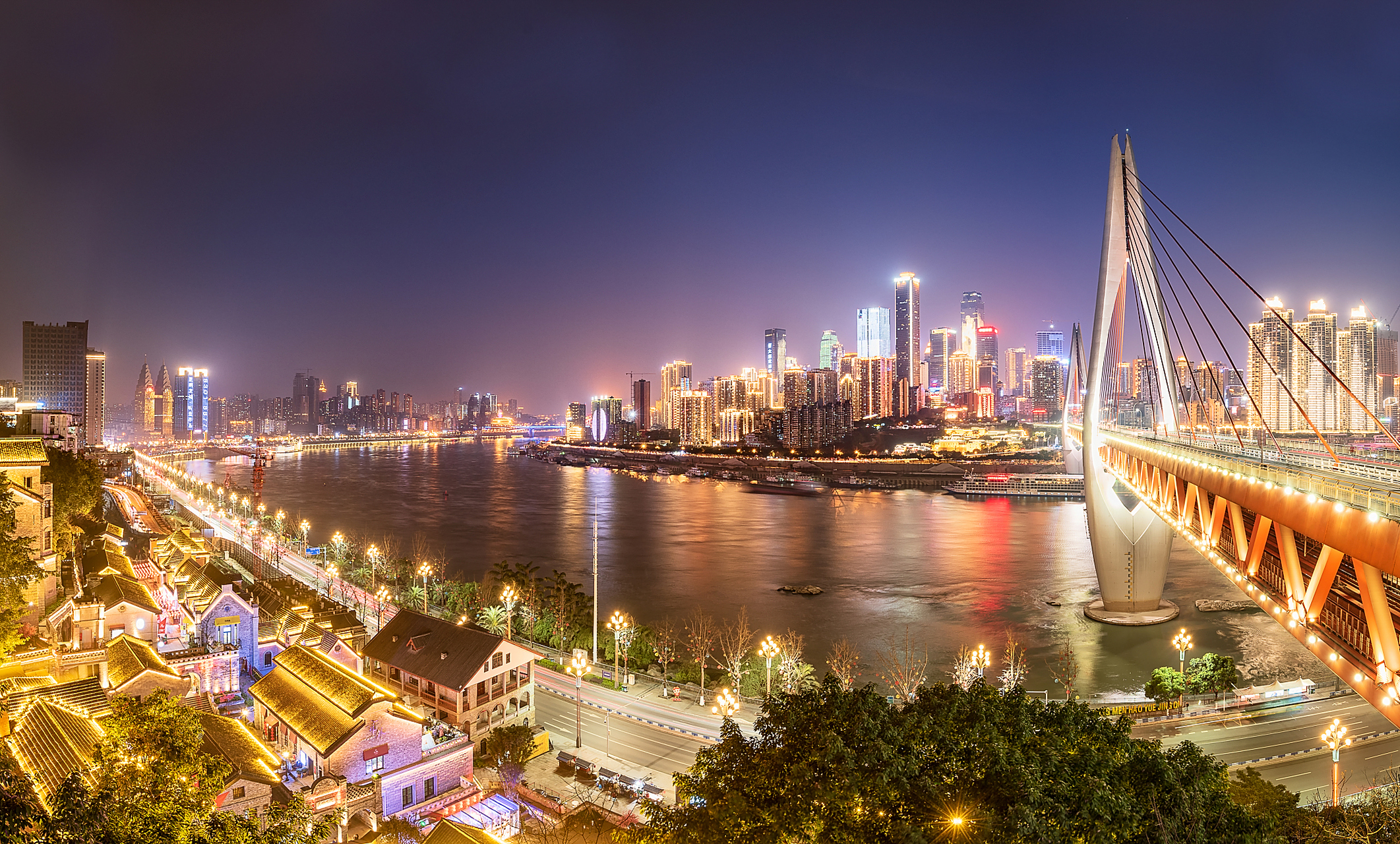 重庆南滨路开埠遗址公园最近正式对外开放,吸引了大量游客前往参观.