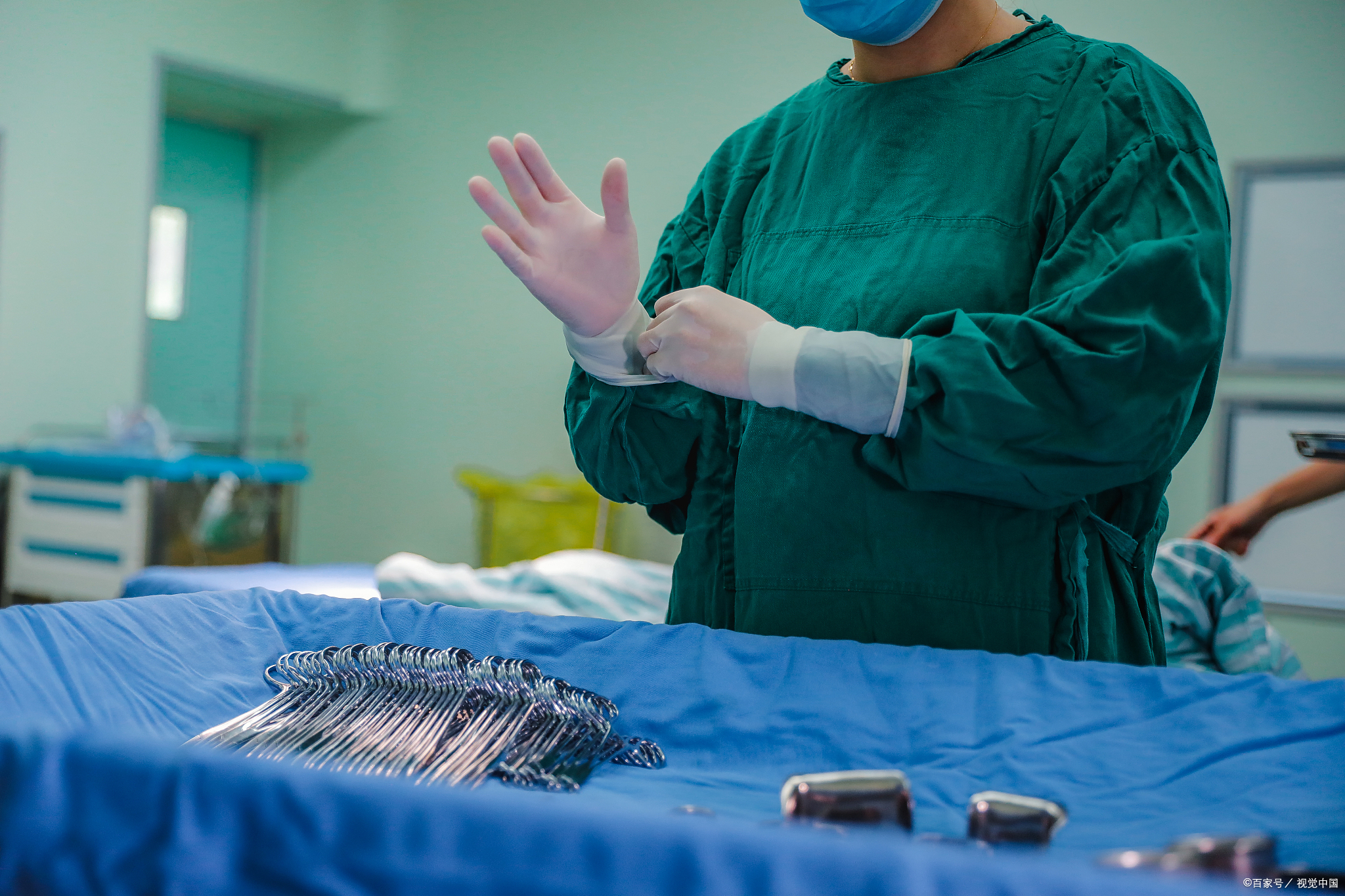 器械的照片正确腔镜扶镜手姿势图片手术护士用持物镊开台图片术前检查