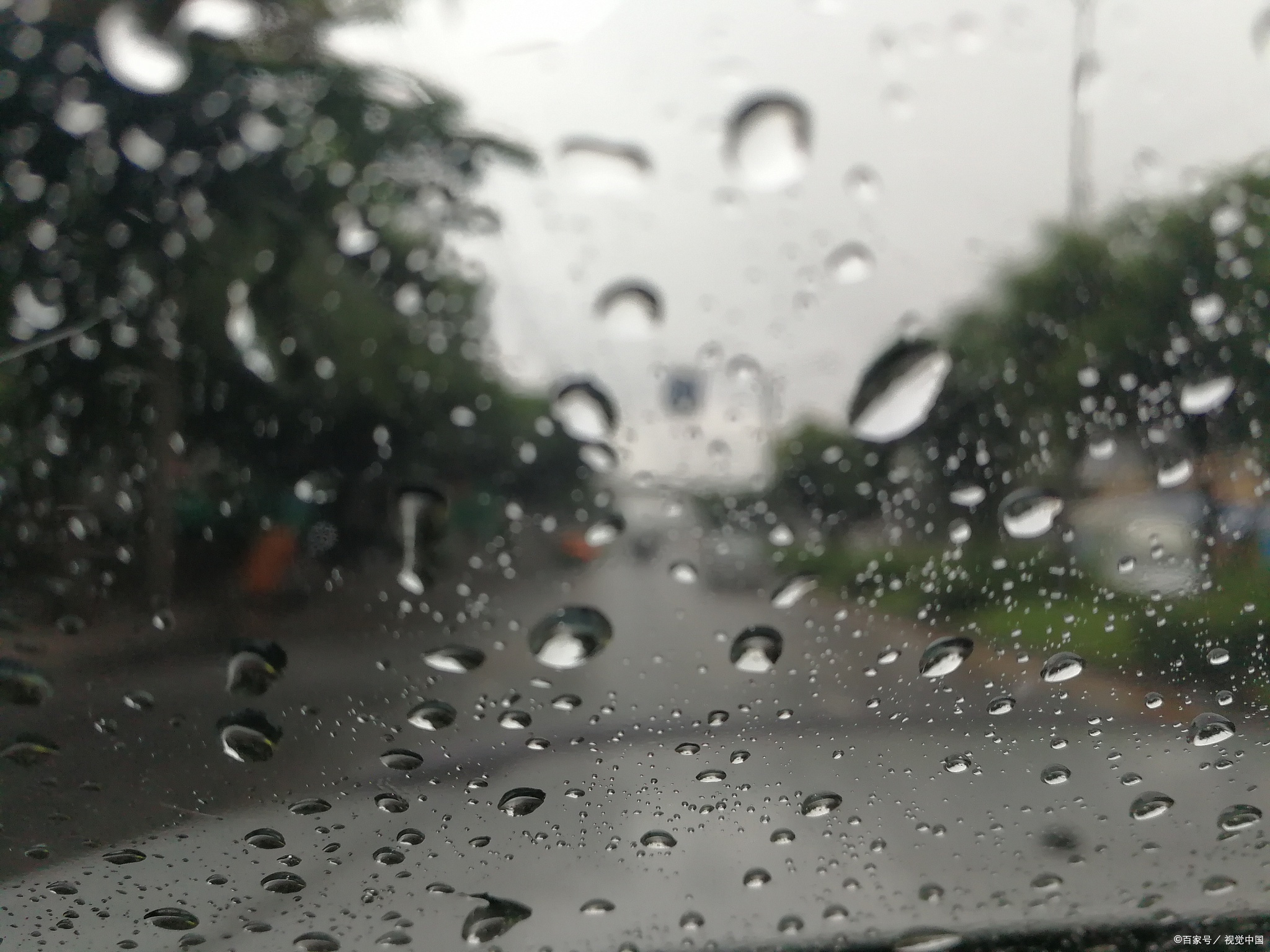 下大雨朋友圈图片