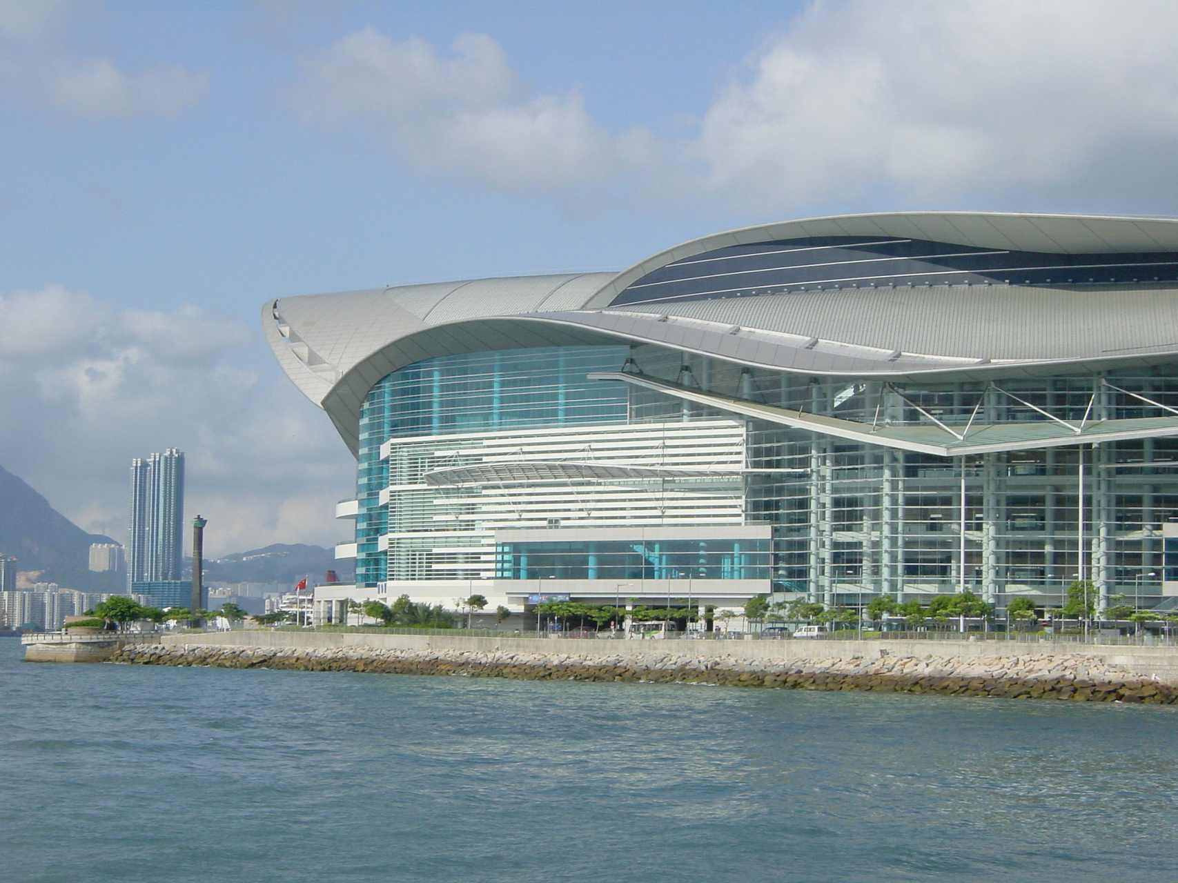 厦门国际会展中心,坐落于厦门岛东南海岸,以其多功能性和现代化设计