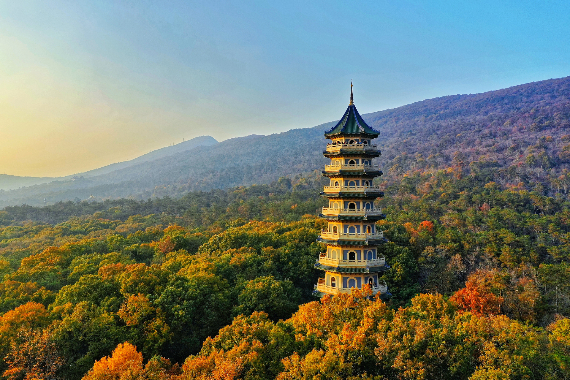 钟山风景名胜区地处于江苏省南京市玄武区紫金山,简称钟山风景区,是
