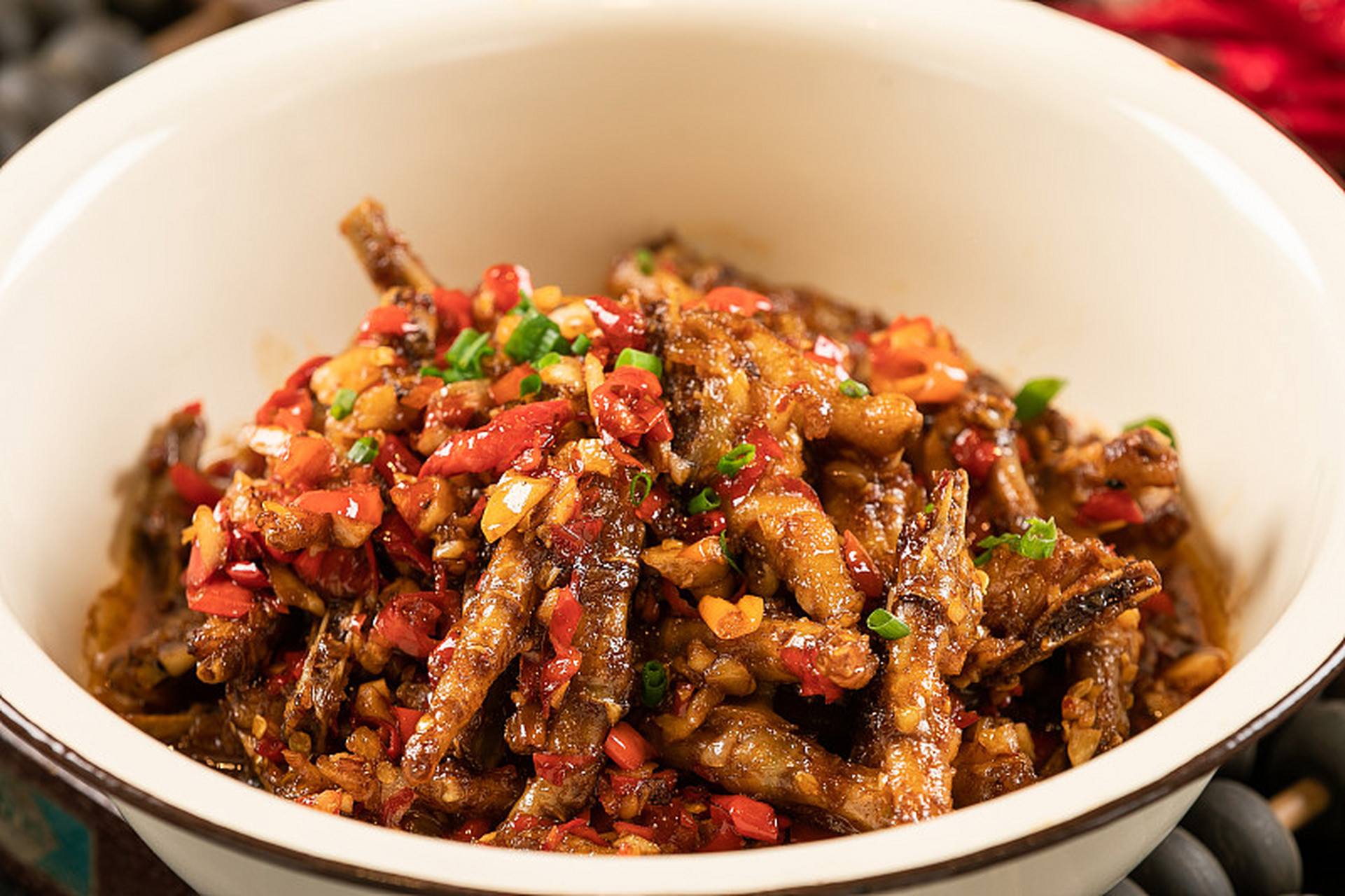 李红英鸡脚是云南弥勒市的特色美食,以特辣口味和软糯滑口的口感著称