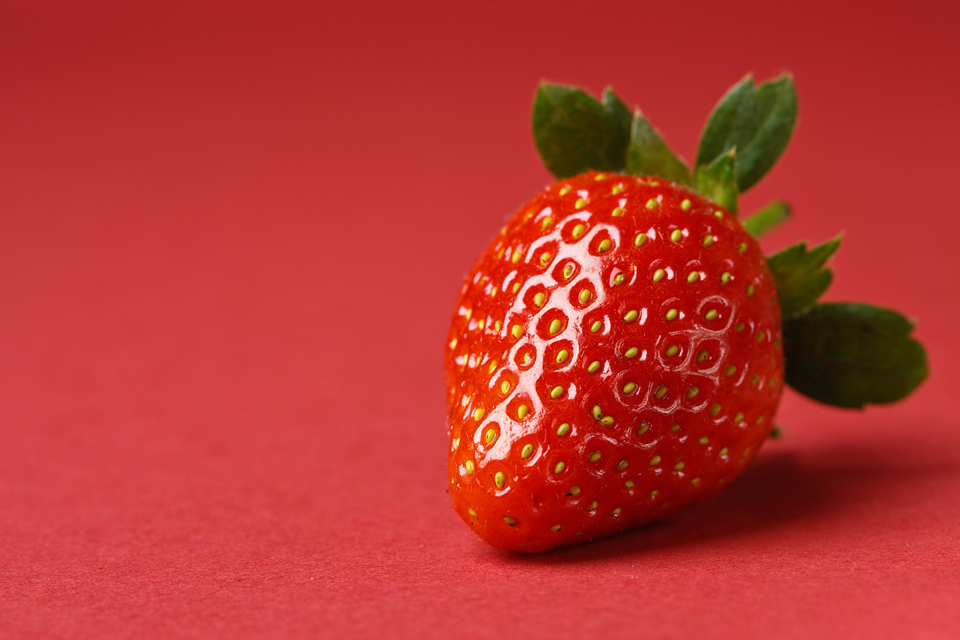 草莓,是一种鲜美多汁的小型水果,以其独特的味道和营养价值而受到广泛