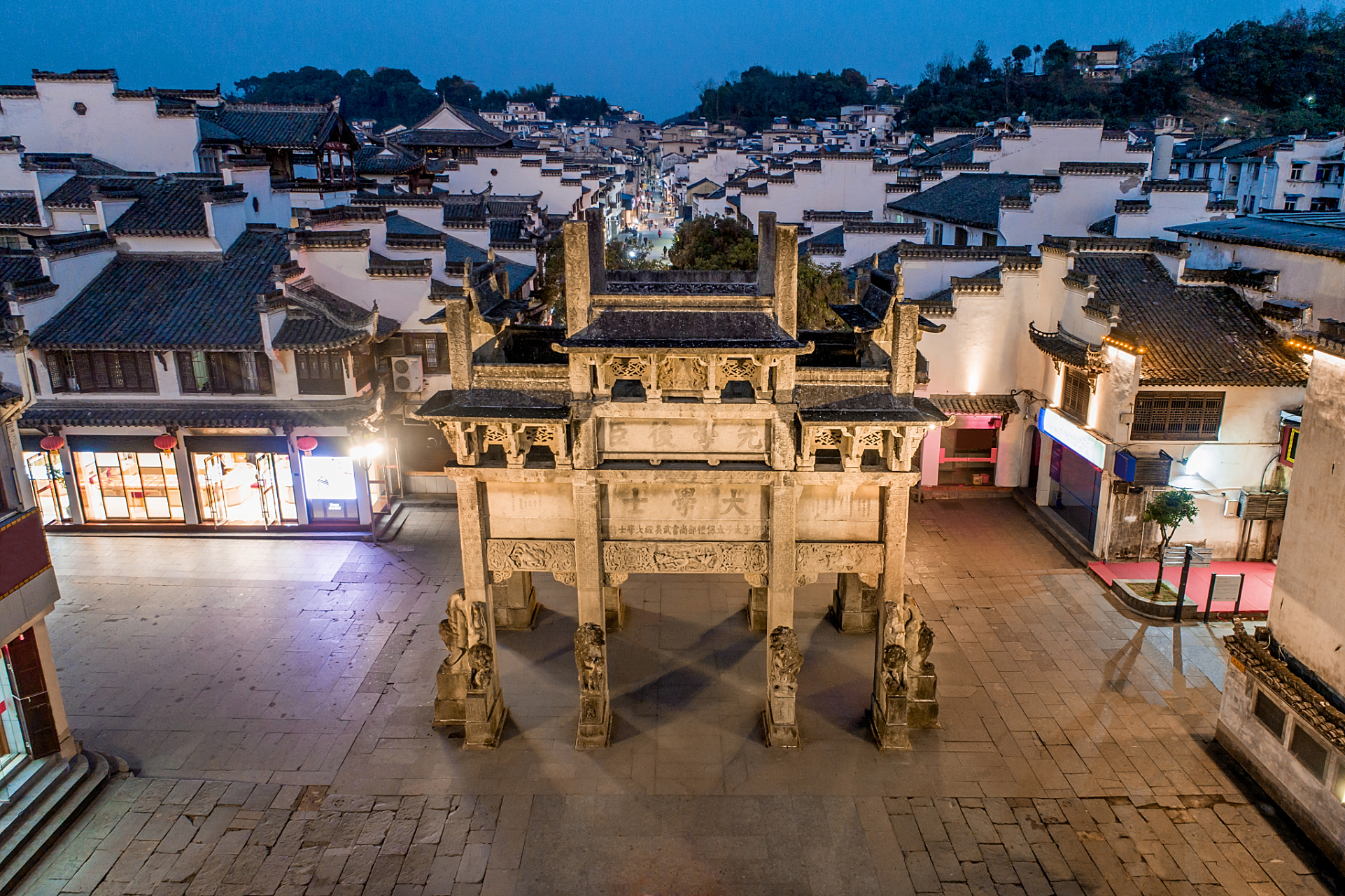 历史悠久,文化底蕴深厚的徽州古城  徽州古城,位于中国安徽省南部,是