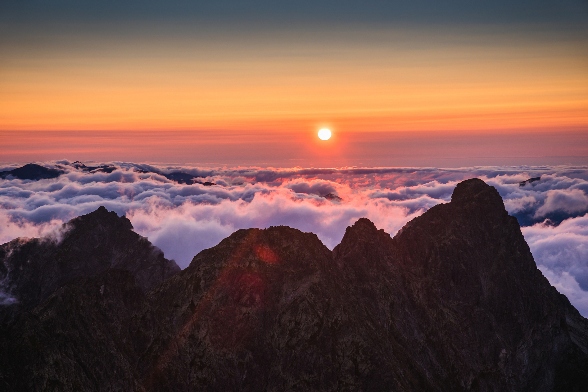 夜爬泰山看日出是很多人的梦想之一,尤其是在晚上爬山,等待着朝阳的