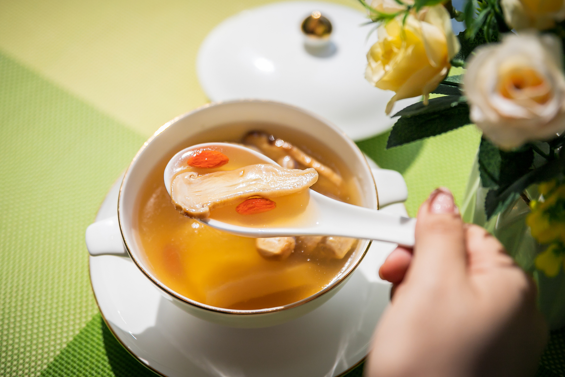 苹果红枣枸杞水是一种营养丰富的饮品,它结合了苹果,红枣和枸杞的优点