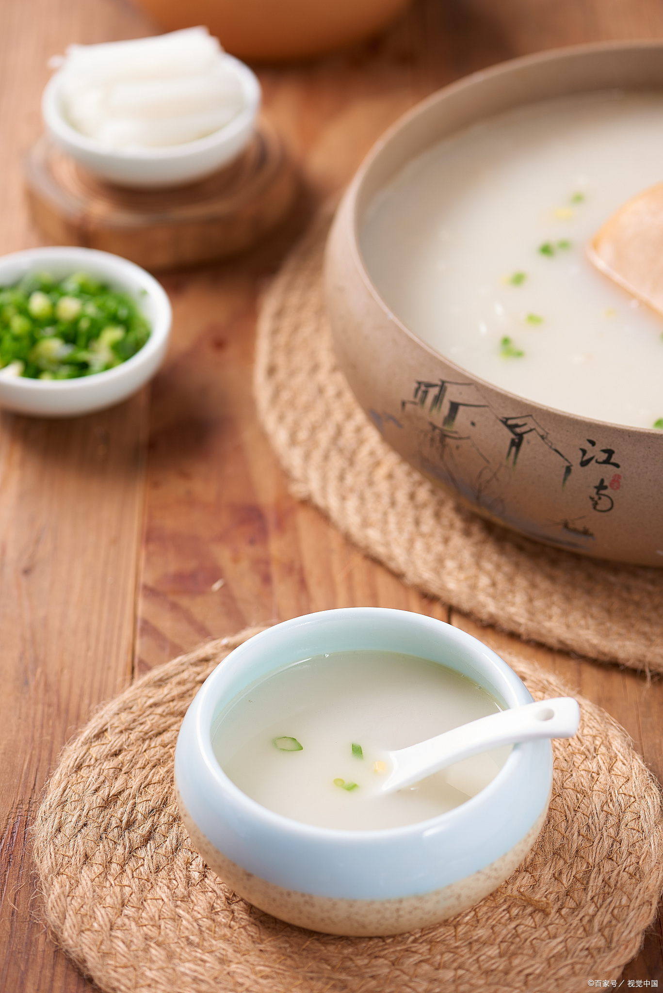 鱼汤中含有较多的脂肪和蛋白质,但在孩子发烧时,胃肠功能会下降.