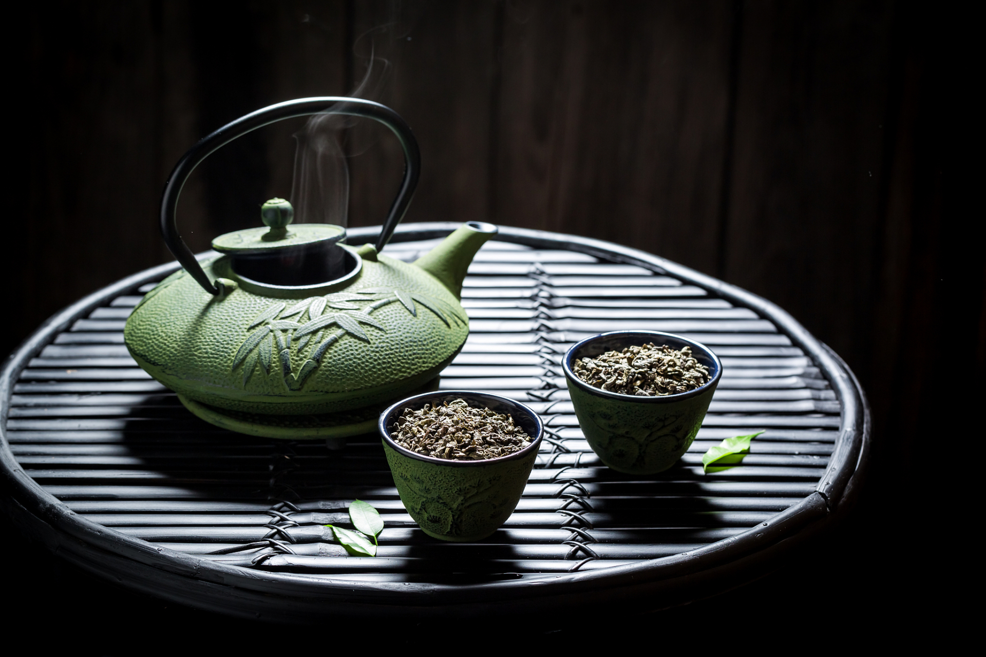 看着热气腾腾的茶水,似乎在茶香中找到了久违的宁静.