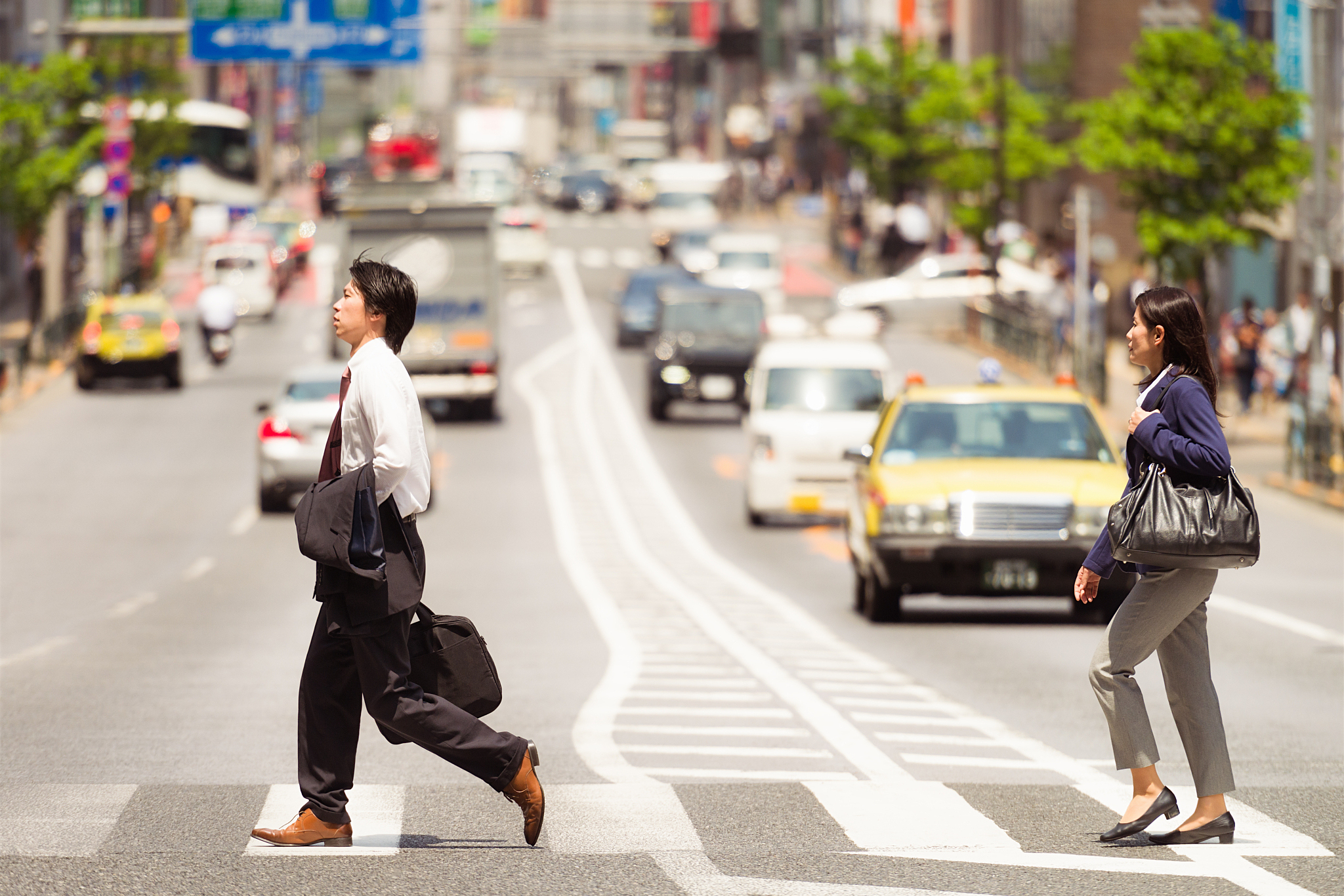 清晨阳光洒在脸上,感受生活的温暖;街头行人匆匆而过