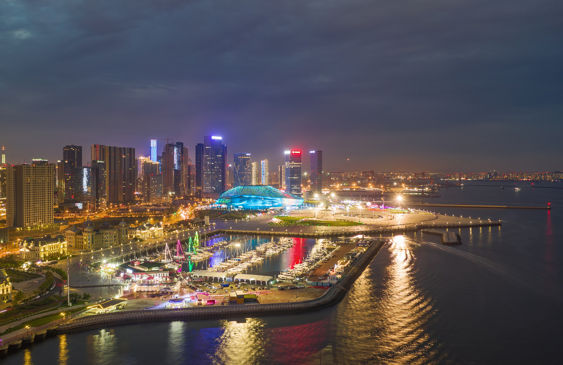 以下是三个不容错过的烟台夜景打卡地.  首先是烟台山公园.