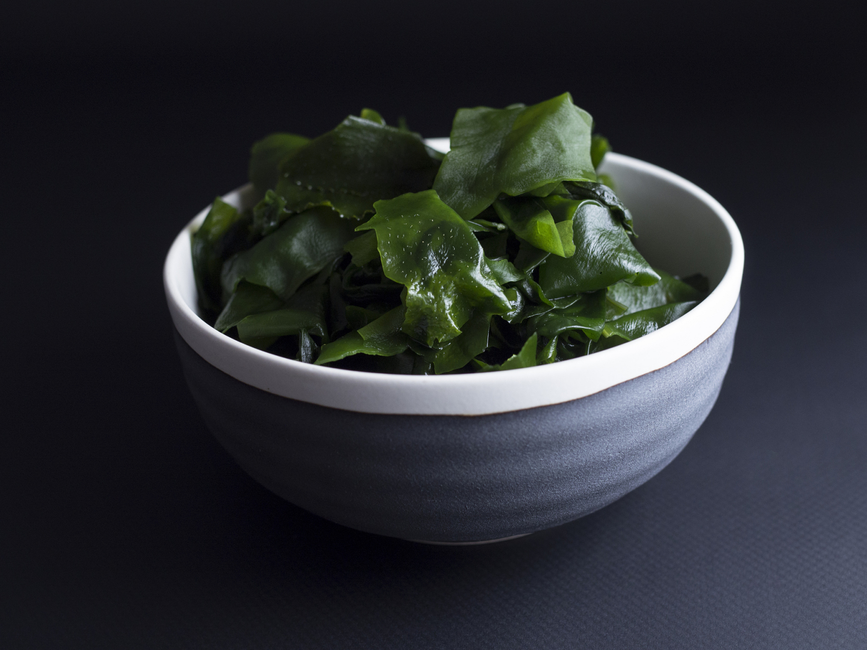 裙带菜是一种常见的海藻,具有多种功效和作用:  #裙带菜# 含碘量高