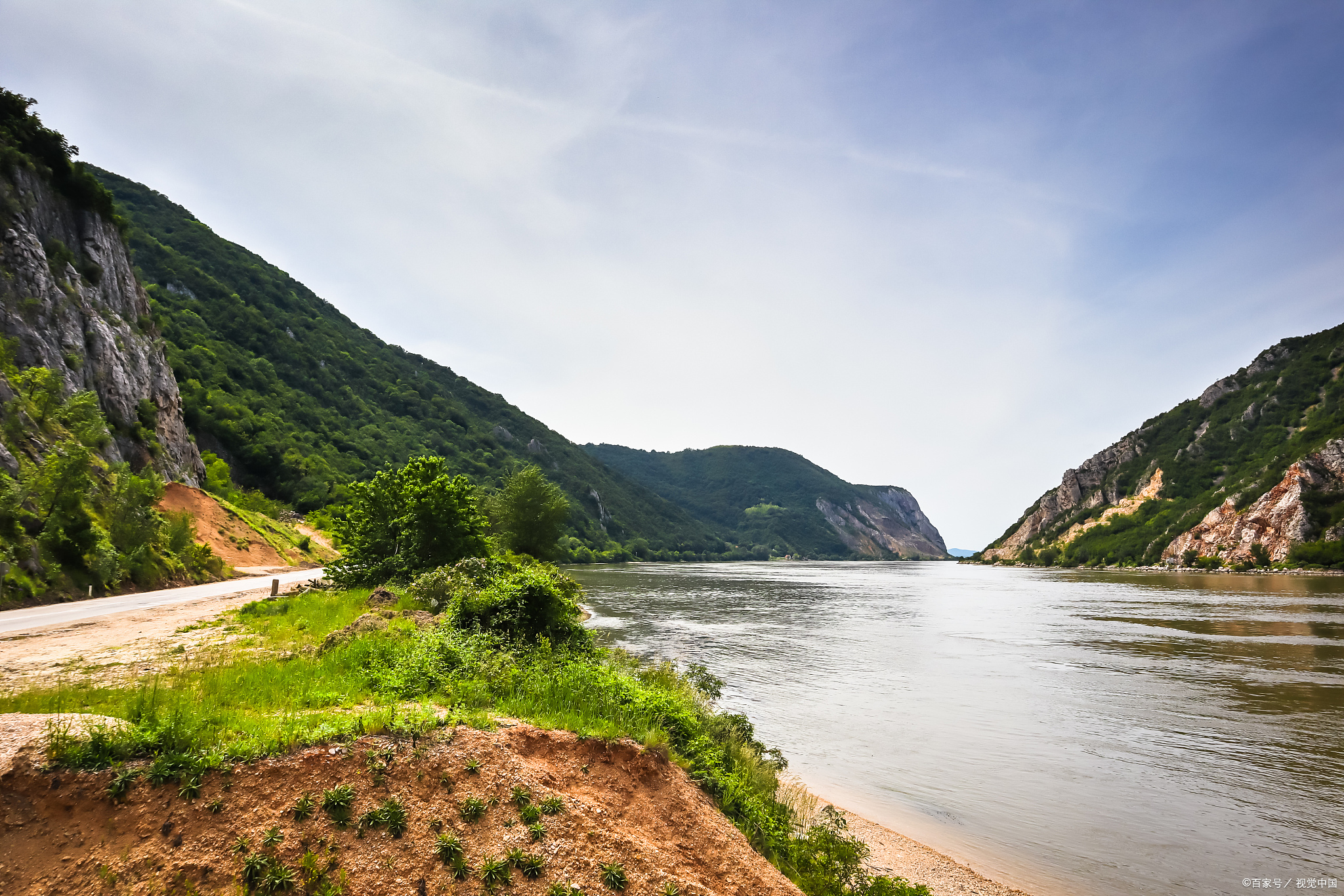 红水河全长1050公里,水量丰富,落差大,水力资源极其