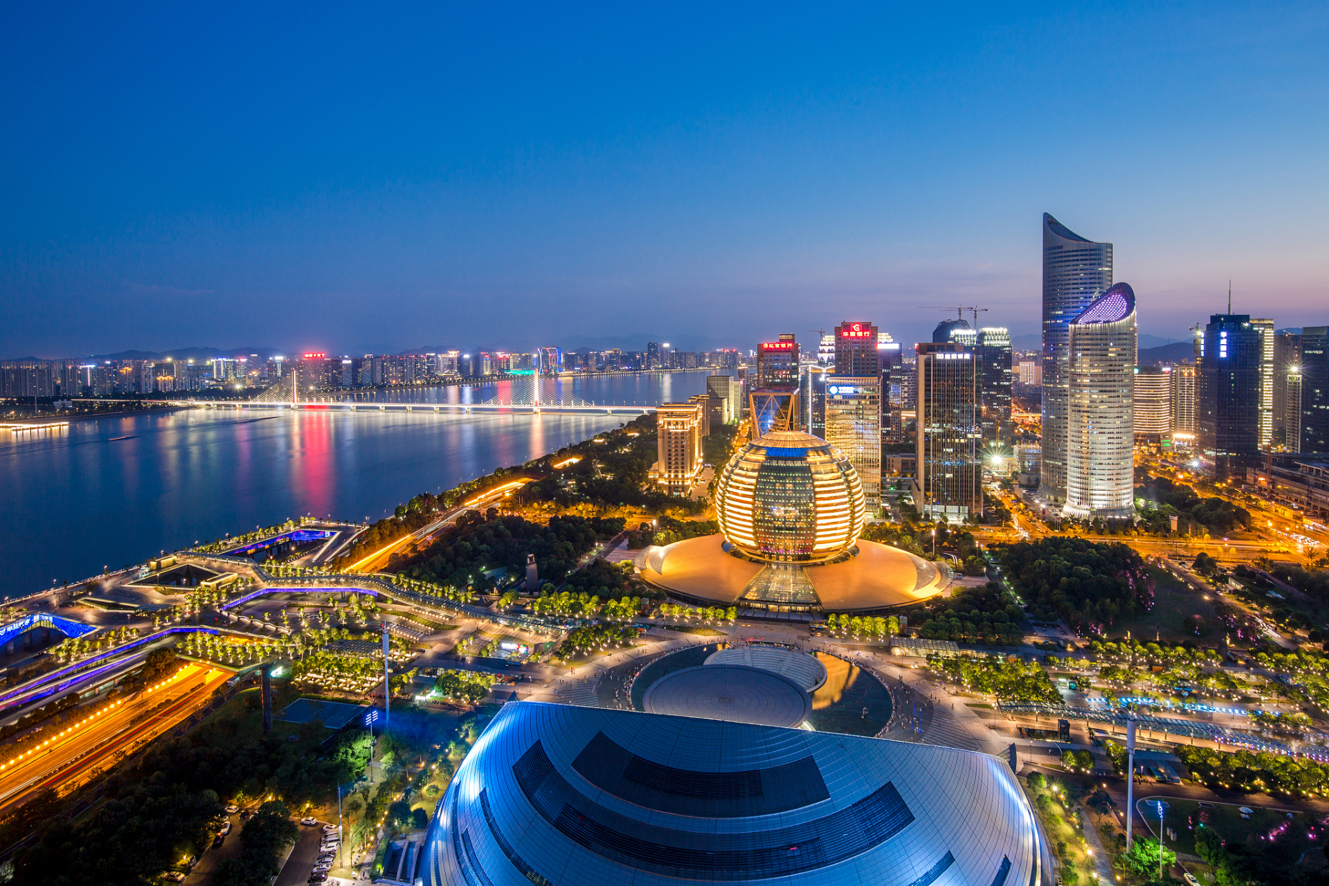 在亚运会期间,杭州的夜景将会让来自世界各地的人们留下深刻的印象.