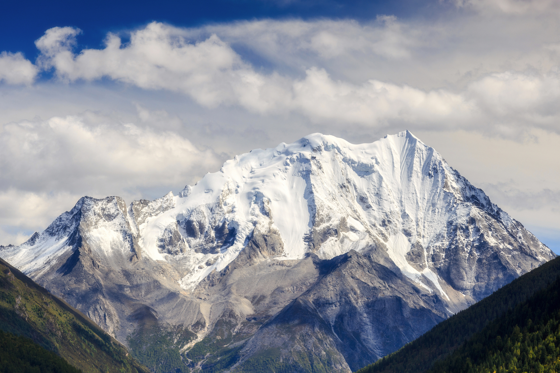 七八月塔公草原惊艳绝伦不容错过;鱼子西虽无日照金山却另有一番风味