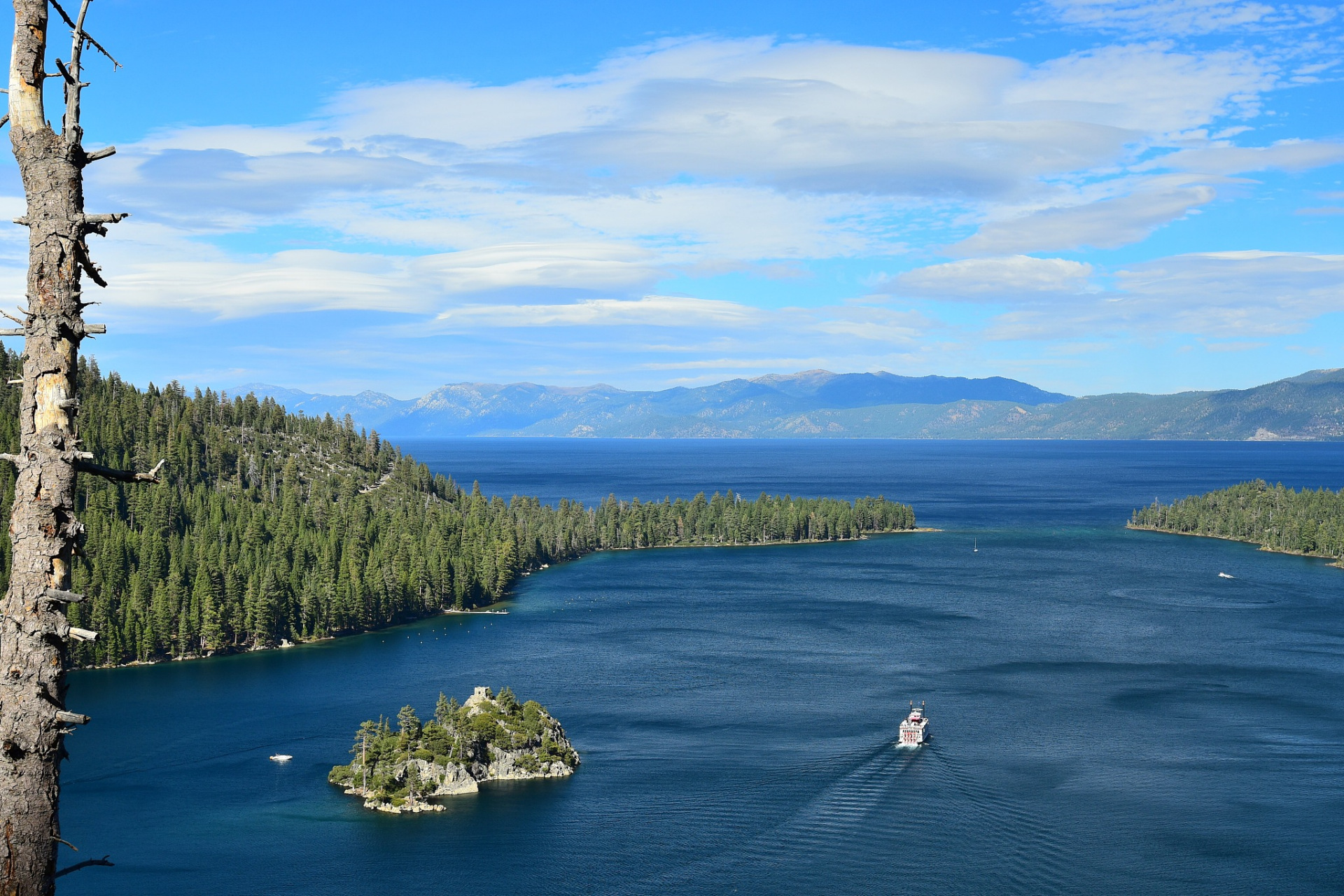 加尔达湖(lago di garda),是意大利面积最大的湖泊,约在威尼斯和米兰