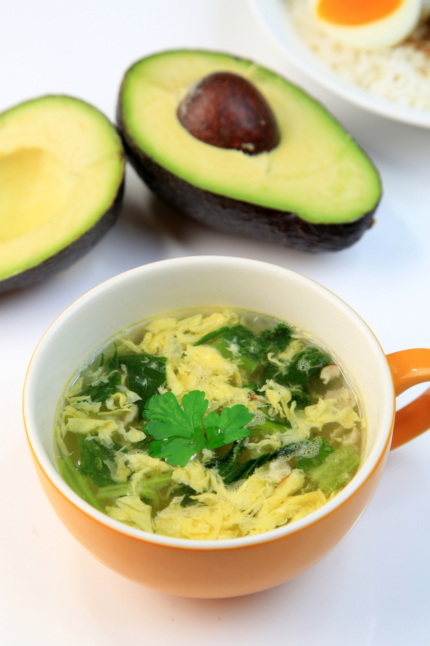 在日常饮食中适当食用菠菜鸡蛋汤,有助于增强免疫力,促进血液循环等