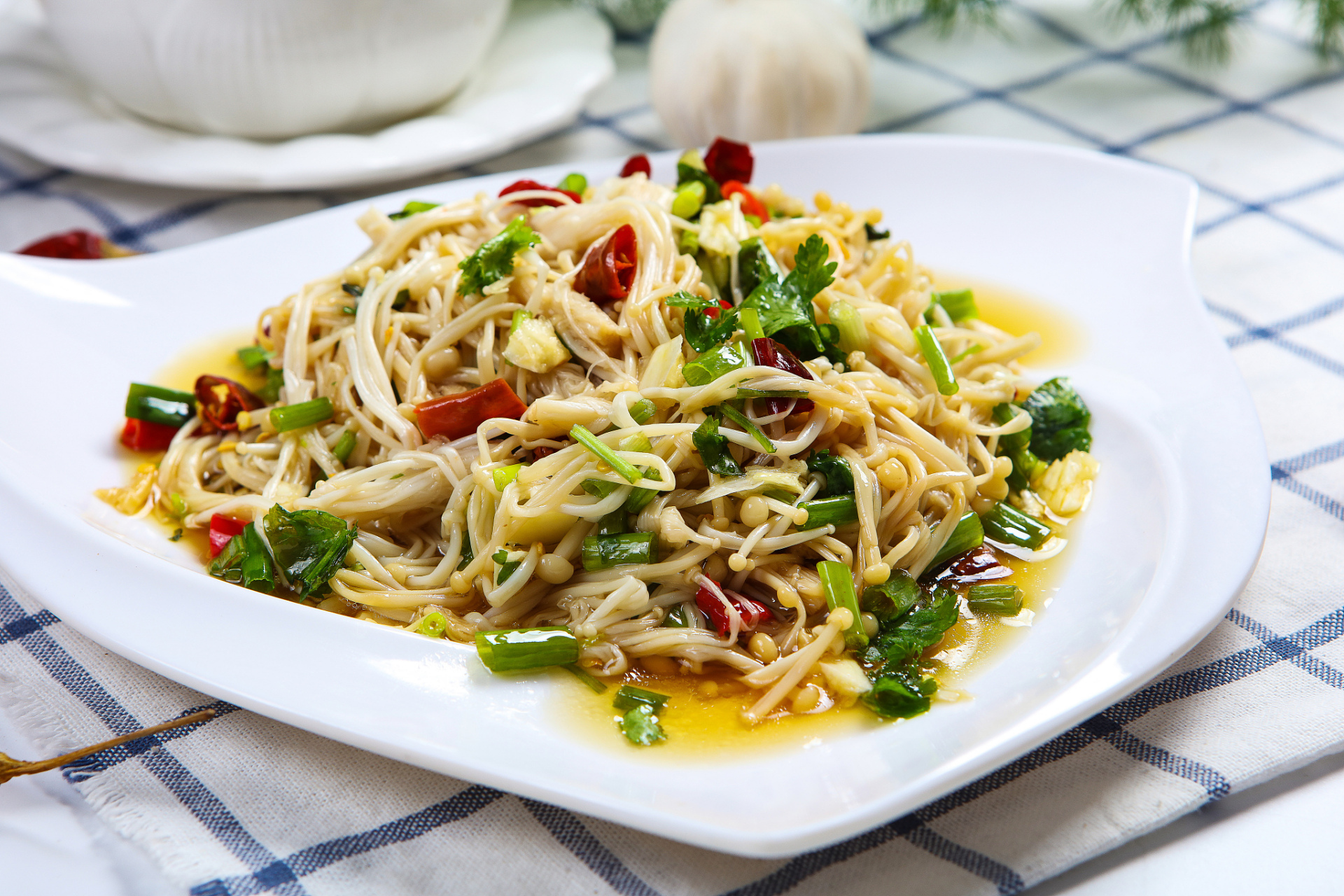 清炒白菜金针菇做法:鲜白菜切块,金针菇洗净撕段,蒜姜切末.