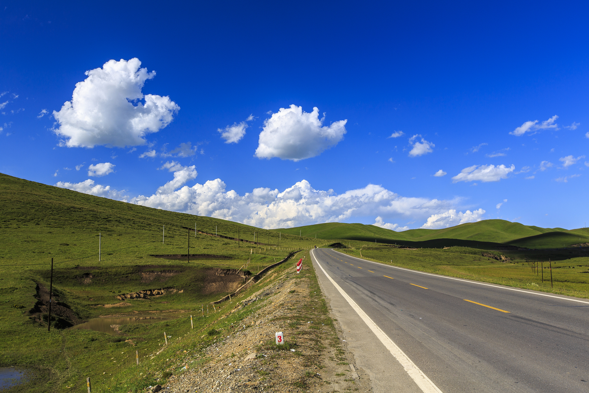 韩红# 经典老歌《天路》是中国著名歌手韩红演唱的一首歌曲,收录在她