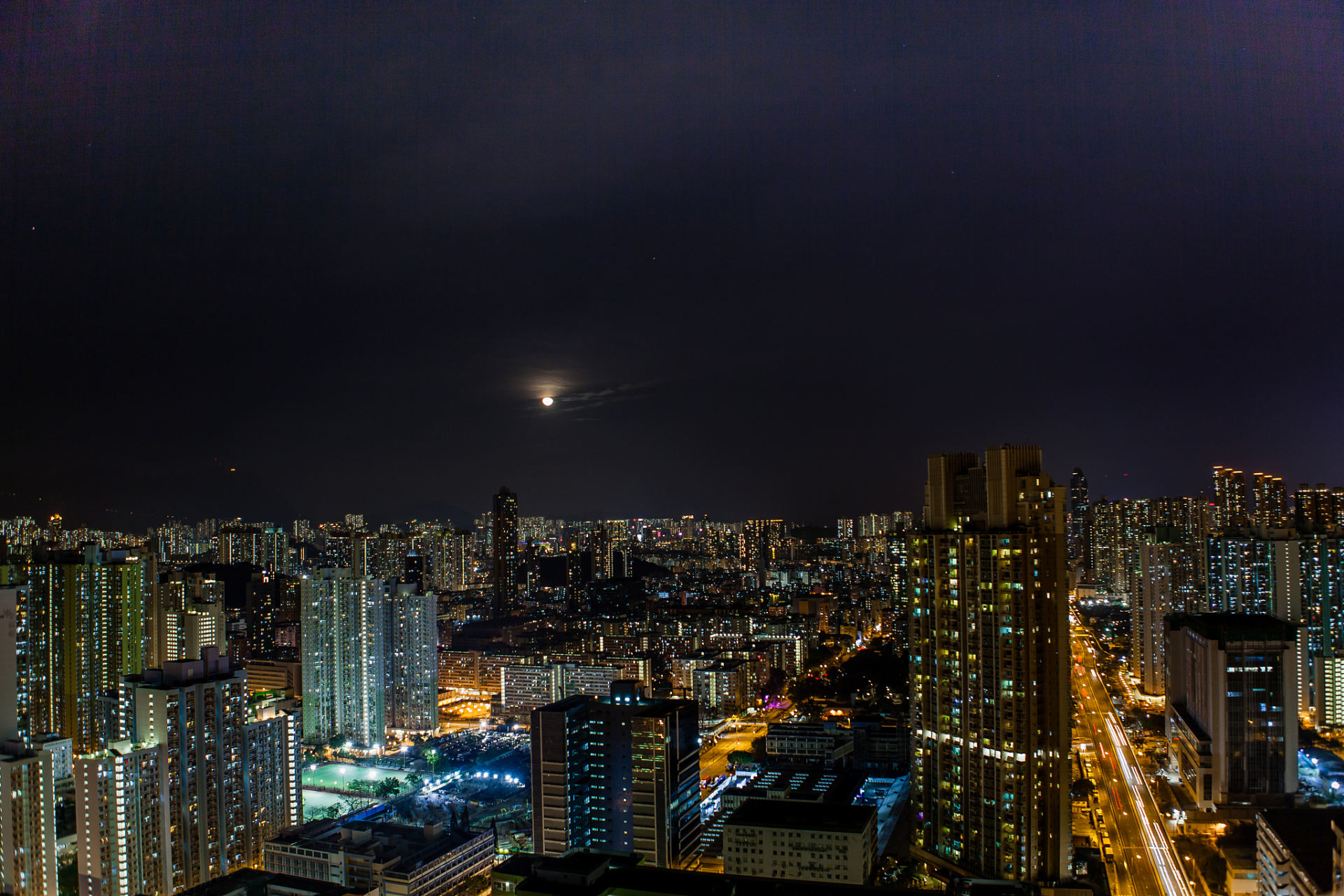 《心碎的爱情》 黯淡无光的夜幕下, 静静伫立着悲伤.