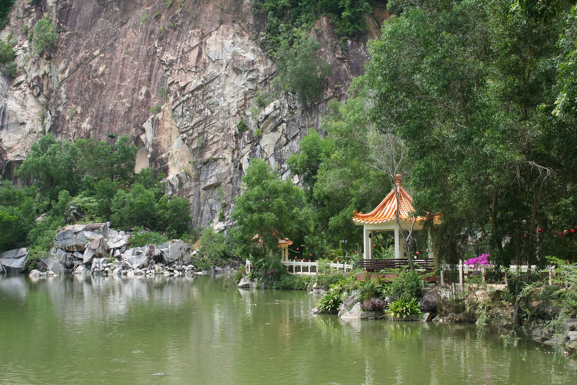 双龙风景旅游区的一颗明珠,双龙洞,以其神奇的景观和独特的探险方式