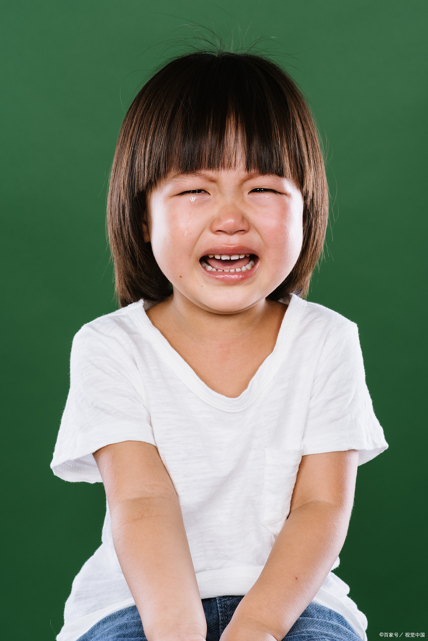 孩子生日妈妈送蛋糕被爸爸无情踩烂,父母离异,孩子有错吗?