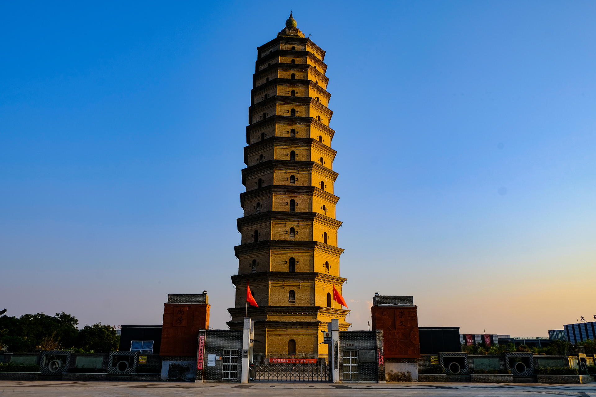 武乡千佛塔,位于县城中心,原为净业庵遗址,是清初阎福江主持修建的