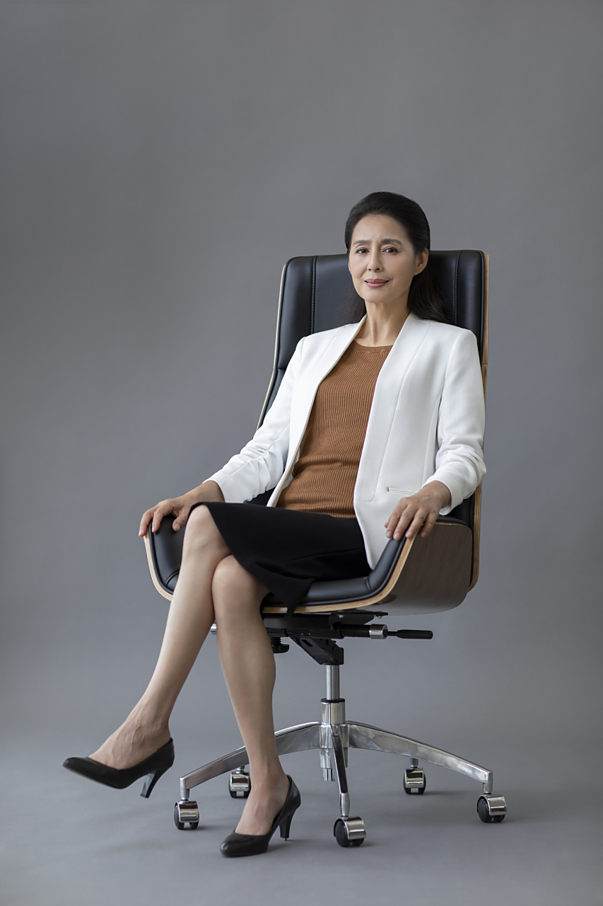 我34岁,给单身女总裁做了五年助理,凌晨三点,她给我打电话,焦急地说:"