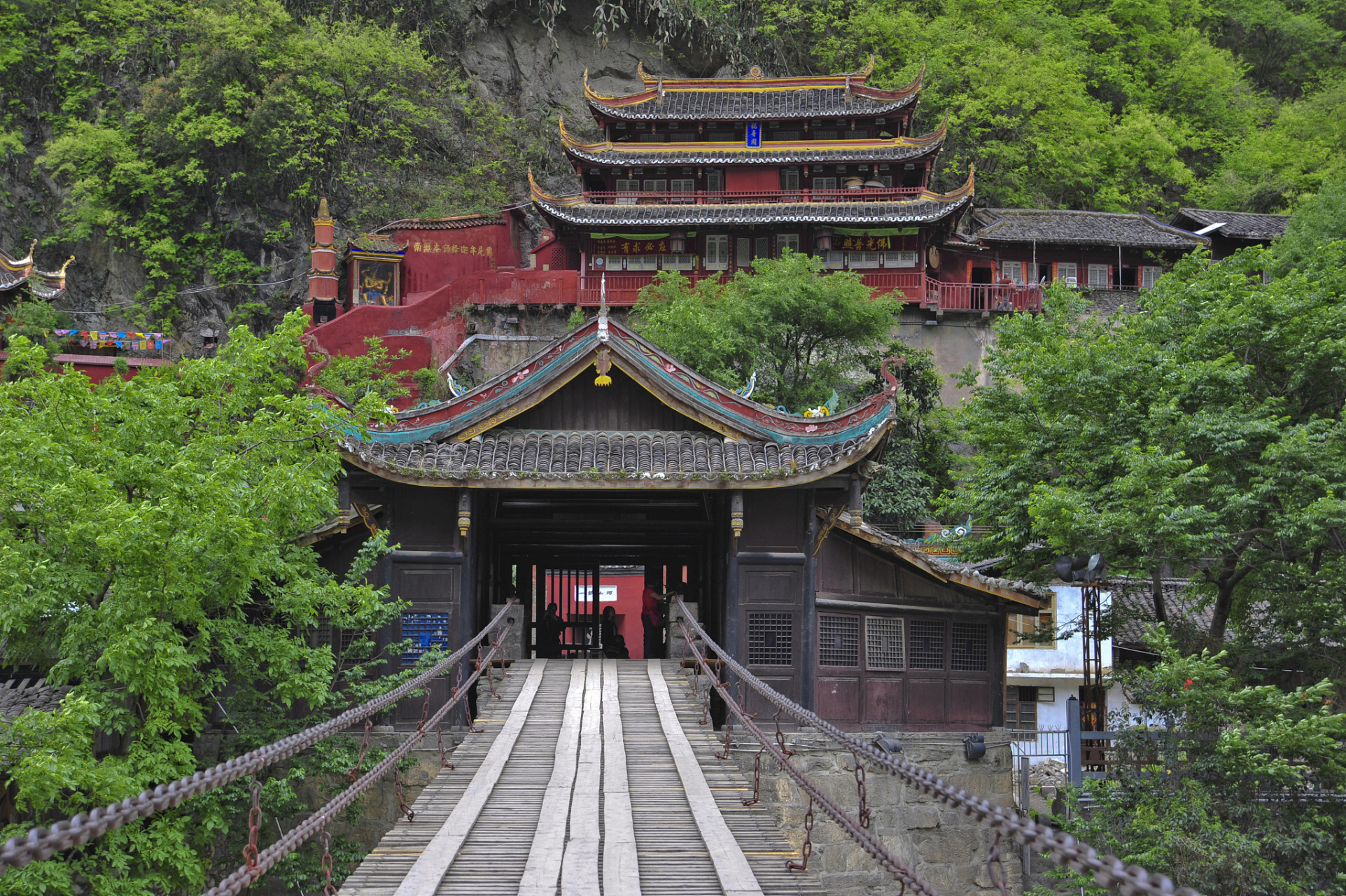 四川峨眉山的清音阁,虽然规模不大,但其地势险要,居高临下,气势逼人.