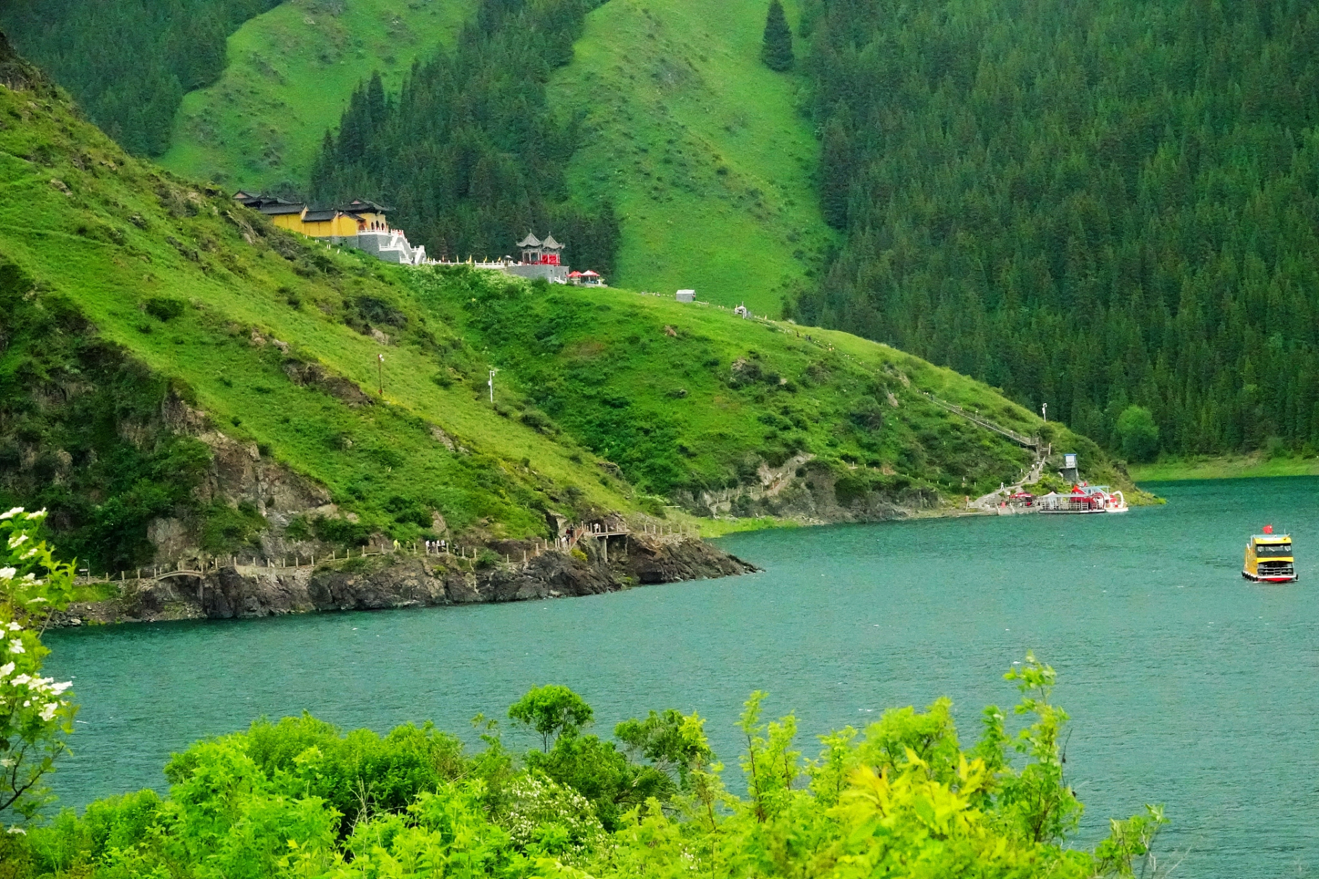 孟达天池,是青海省海东市循化县孟达国家级自然保护区内的一个天然