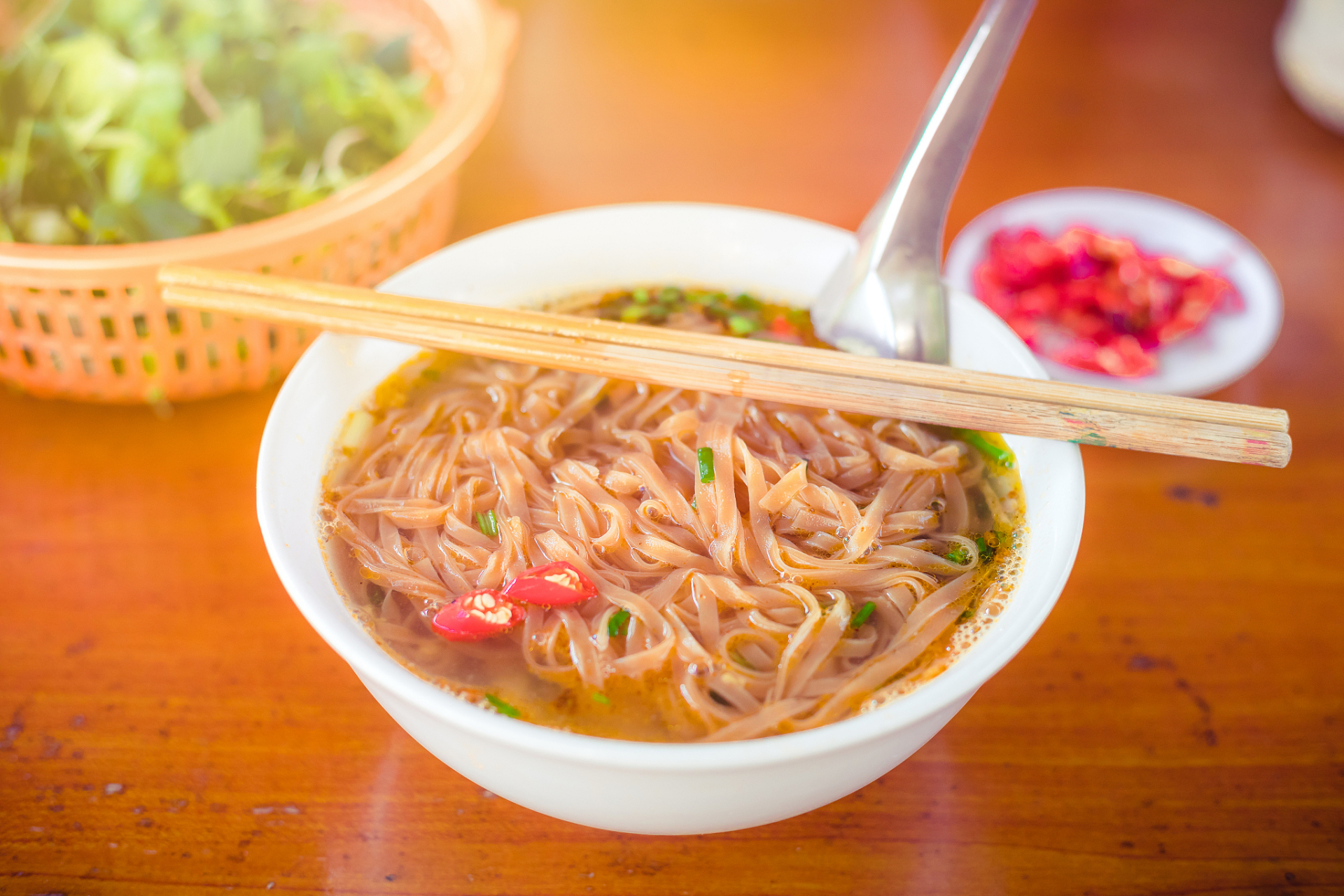 而油会昌米粉的制作过程则是将米浆搅打成细小颗粒,将颗粒形成的米渣