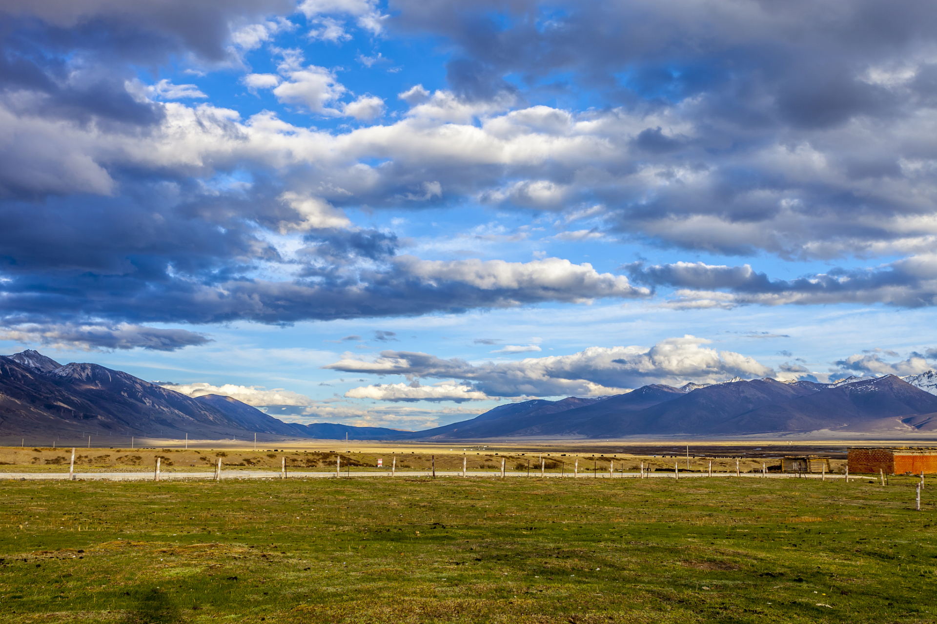 这里山川秀美,江河奔腾,是古老文明和神秘文化的孕育地,也是汉藏舞等