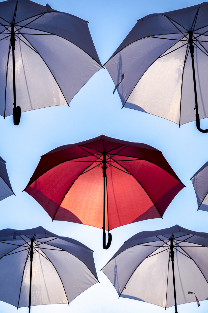 根据航空公司的规定,雨伞不属于违禁物品,因此可以作为托运行李的一